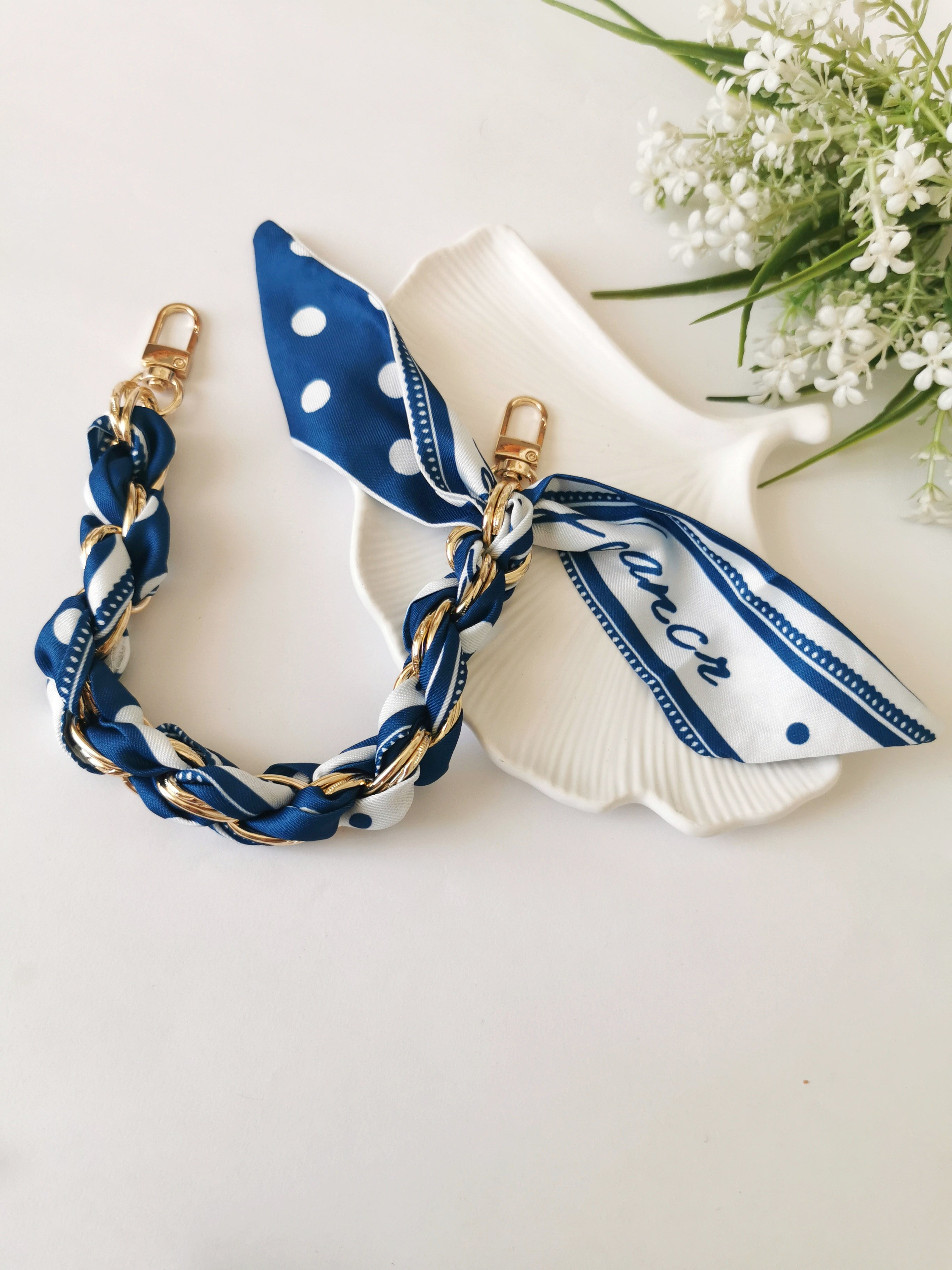 Mavi Fularlı Çanta Aksesuarı Charm 40 cm Gold Zincir Detaylı Şık Çanta Süsü
