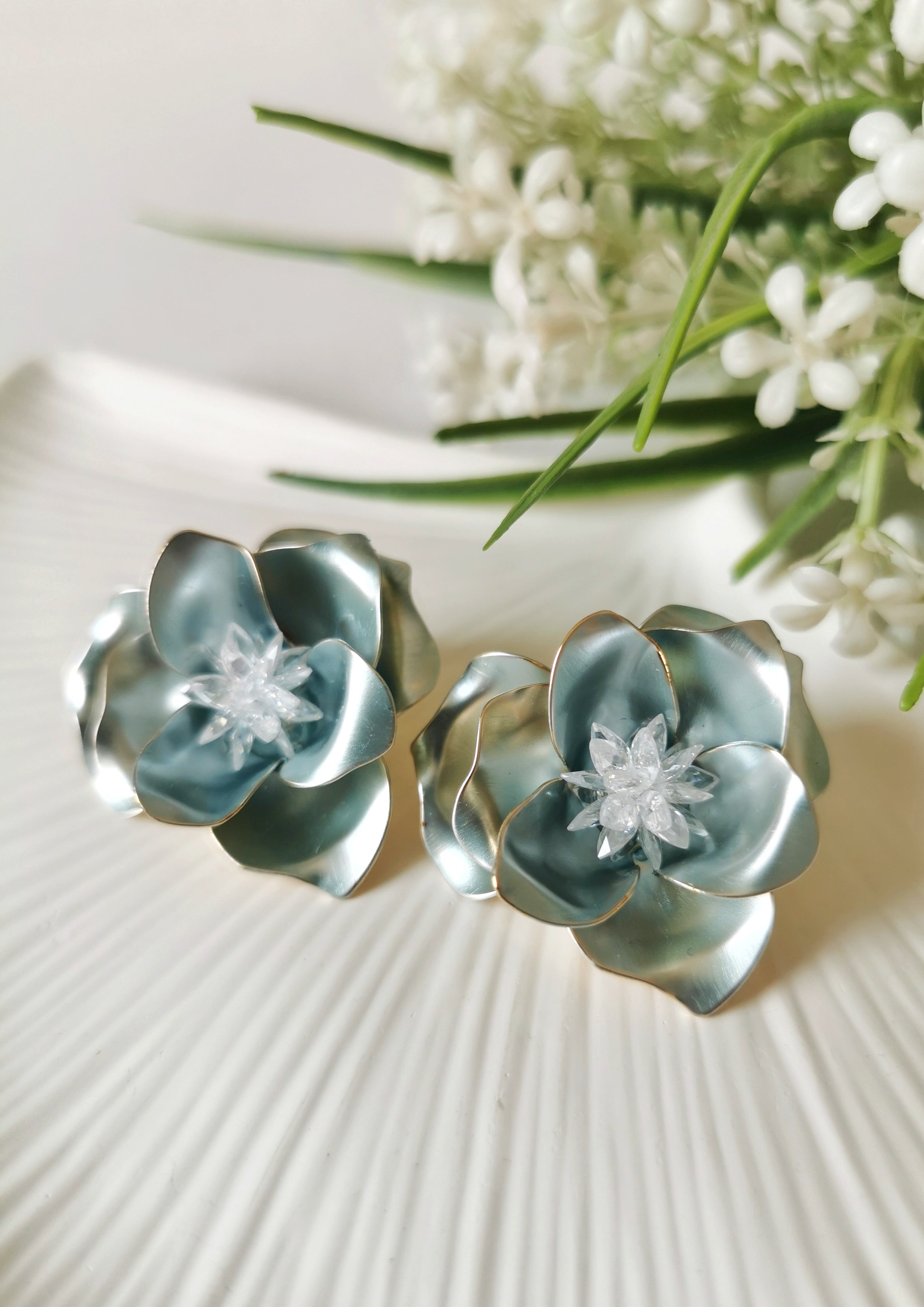 Mavi Kristal Taş Detaylı Katmanlı Çiçek Model Çelik Küpe 3,5x3,5 cm