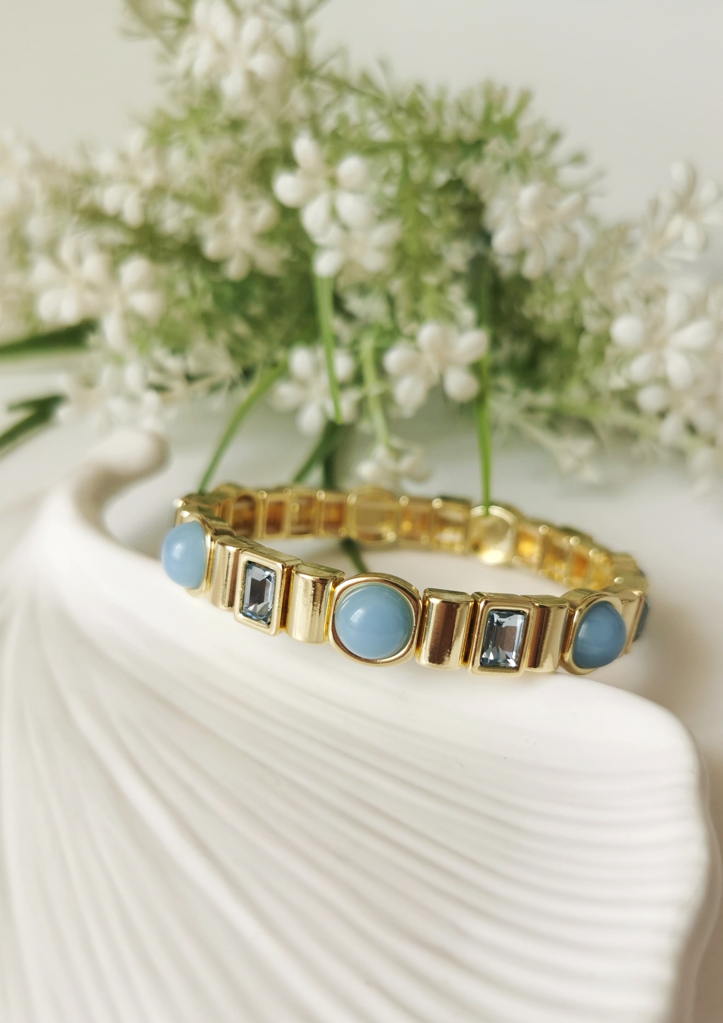 Mavi Kristal Taşlı Bileklik – 14K Gold Lastikli Tasarım