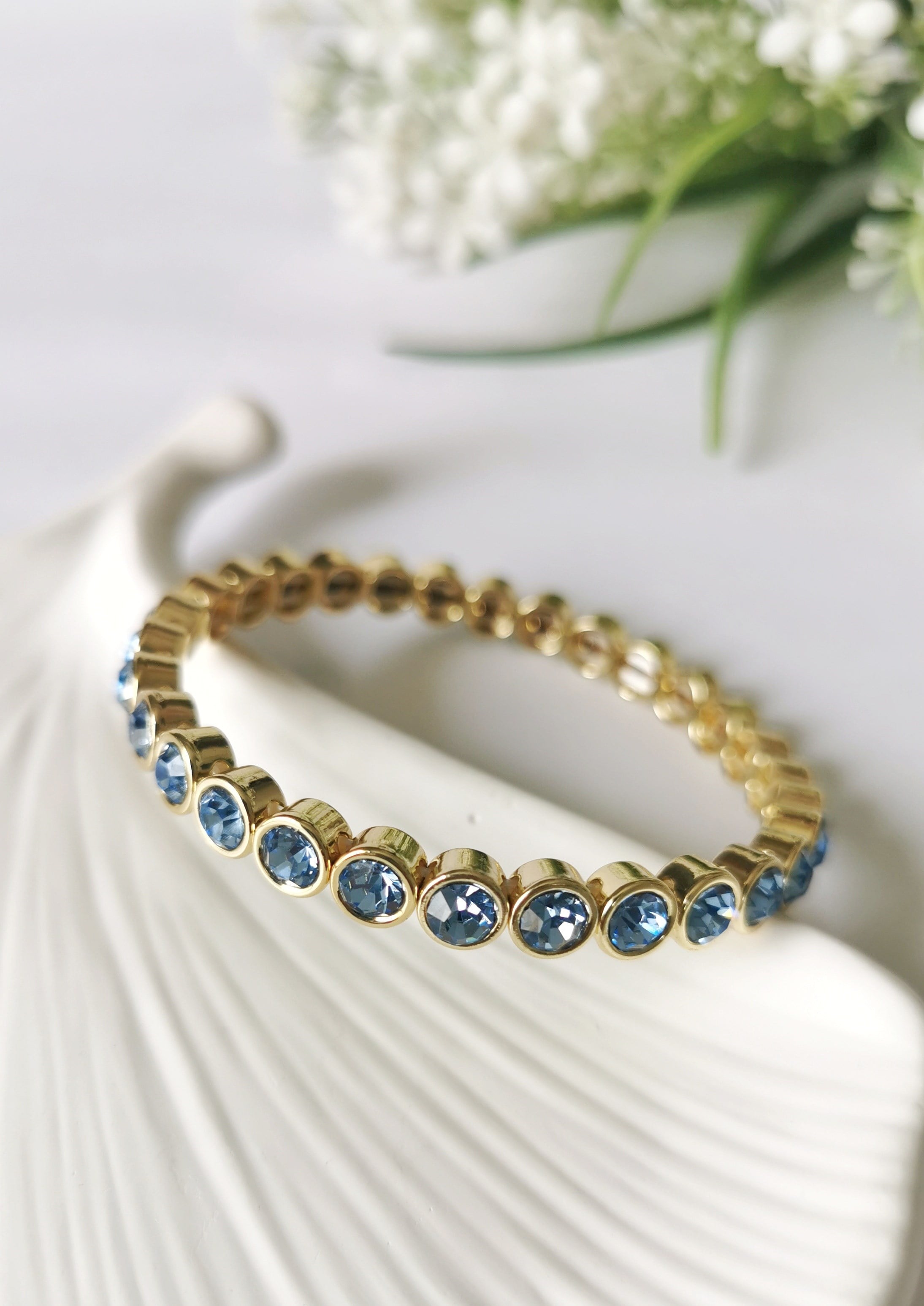 Mavi Kristal Taşlı Çelik Bileklik – Lastikli Gold Tasarım