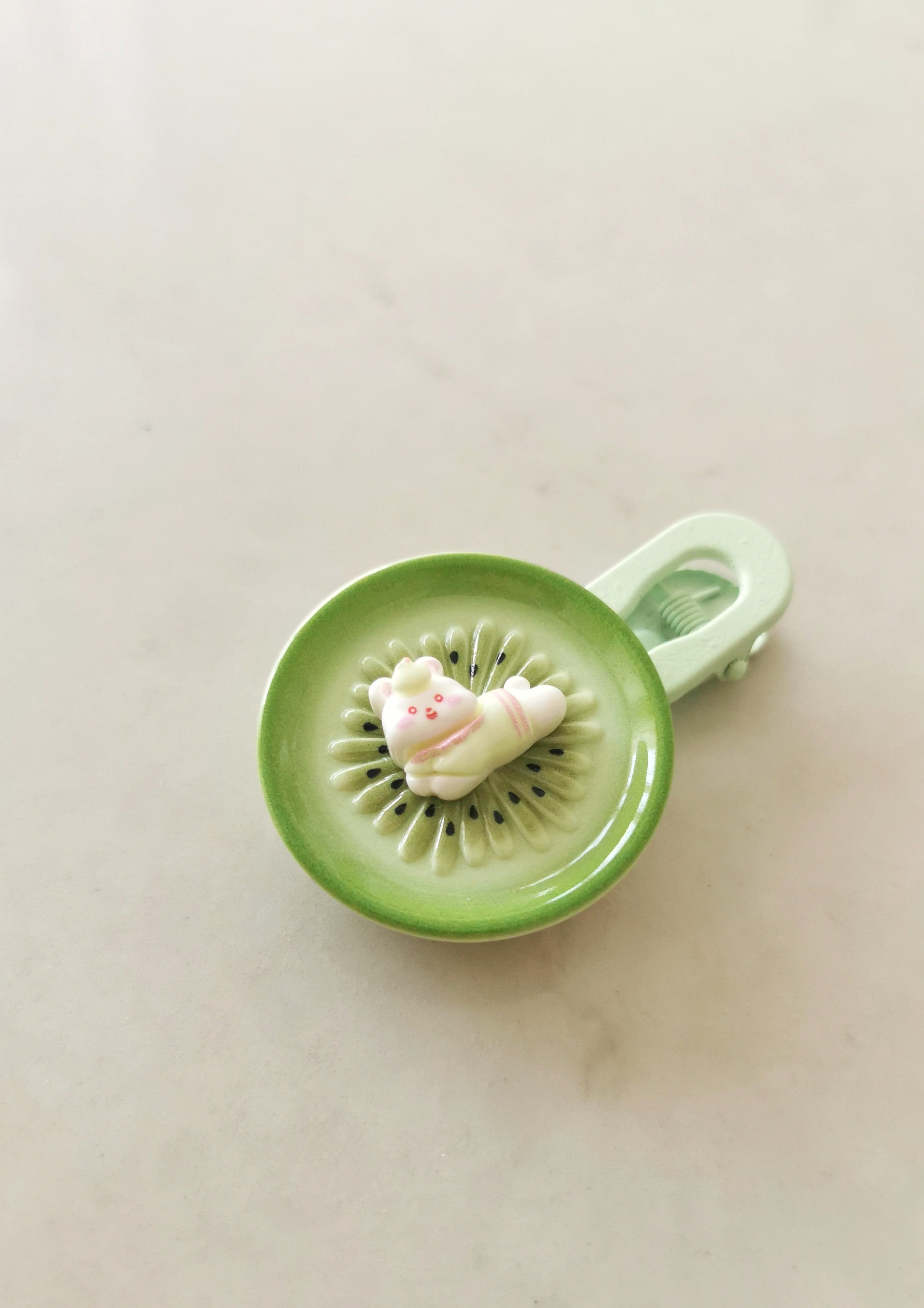 Meyve Detaylı Sevimli Hayvancık Figürlü Çocuk Tokası 6x4 cm Yeşil 