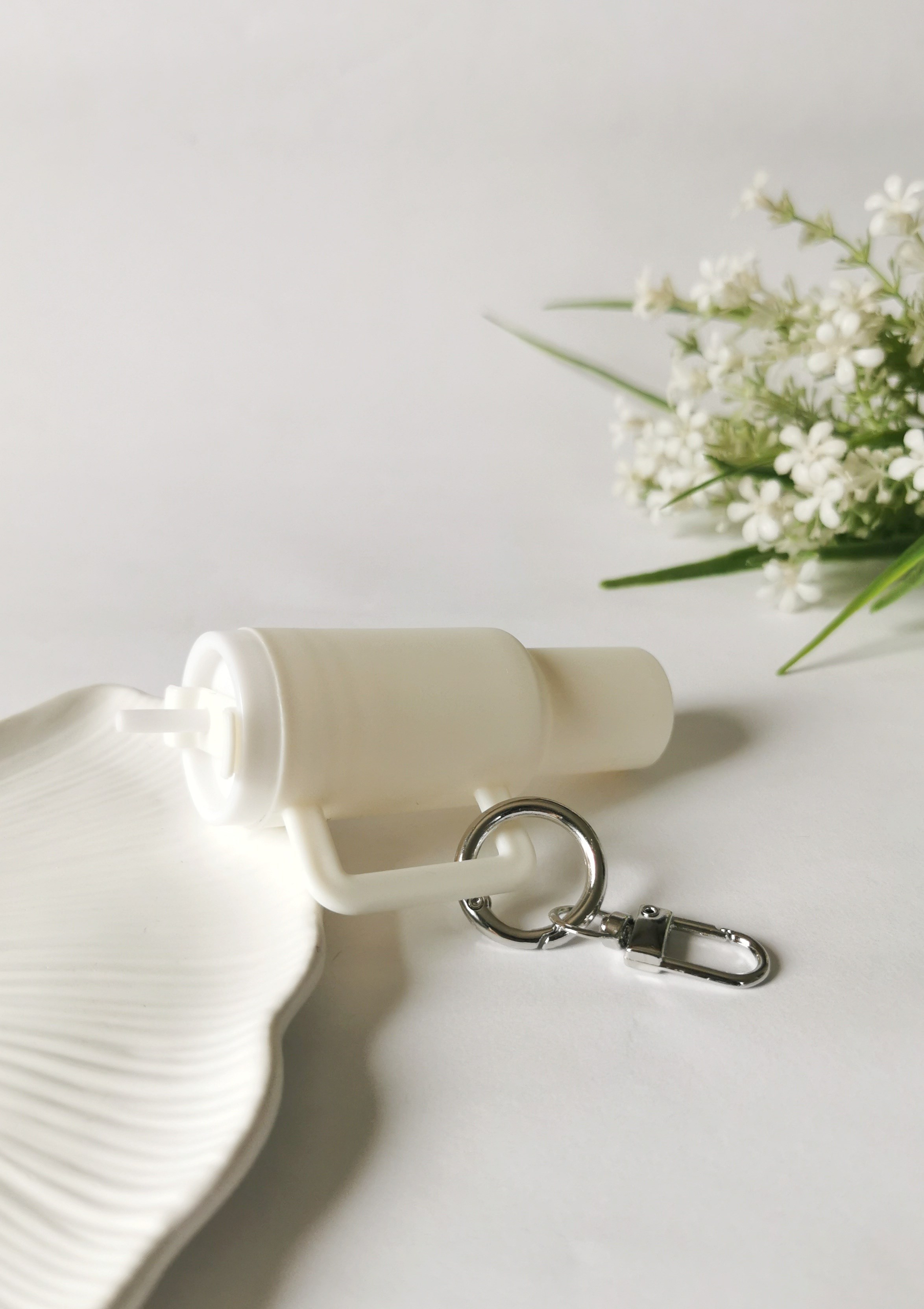 Mini Termos Figürlü Charm Anahtarlık Ekru – Plastik Çanta Süsü Sevimli Aksesuar 4,5x9,5 cm