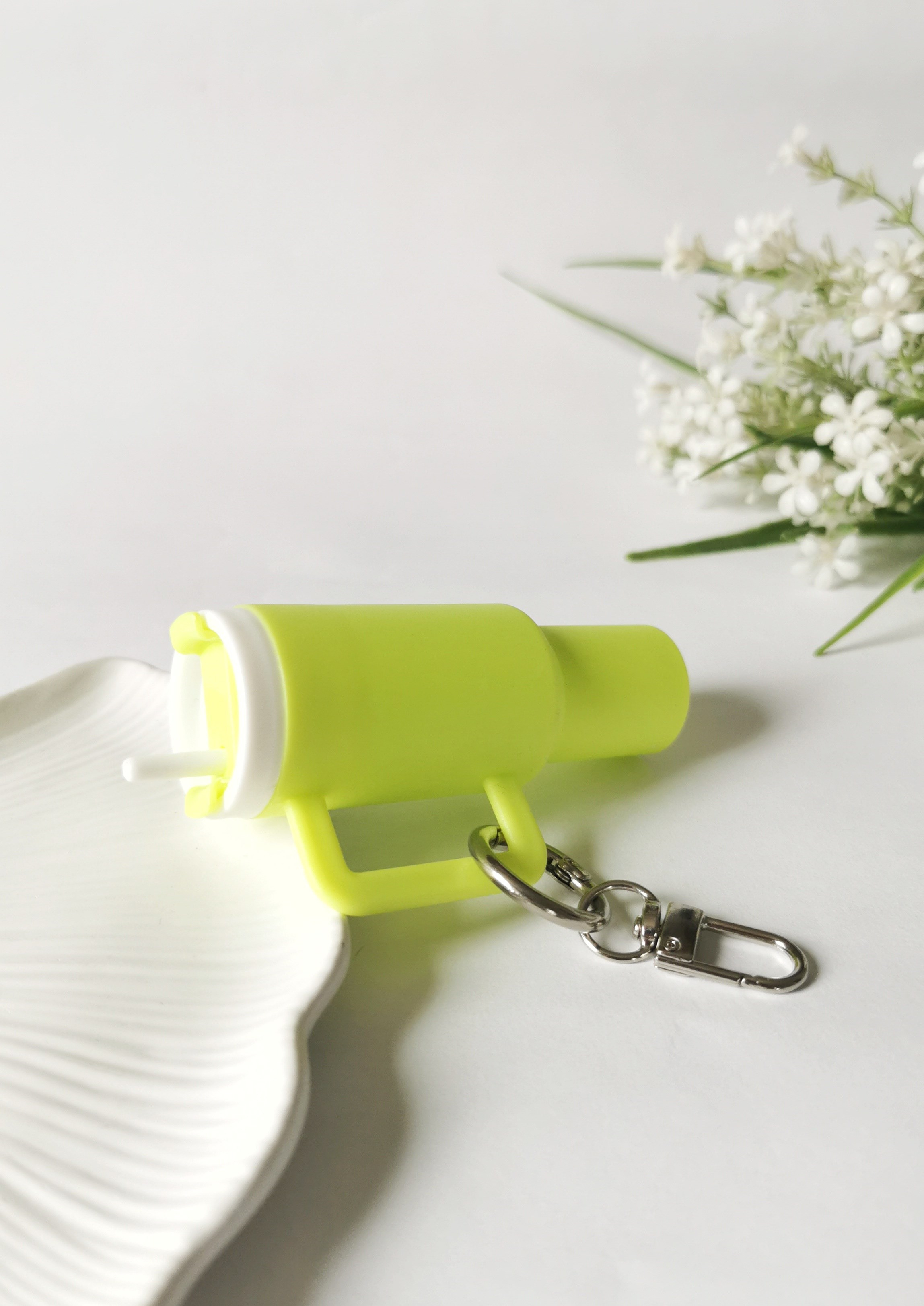 Mini Termos Figürlü Charm Anahtarlık Neon Yeşil – Plastik Çanta Süsü Sevimli Aksesuar 4,5x9,5 cm