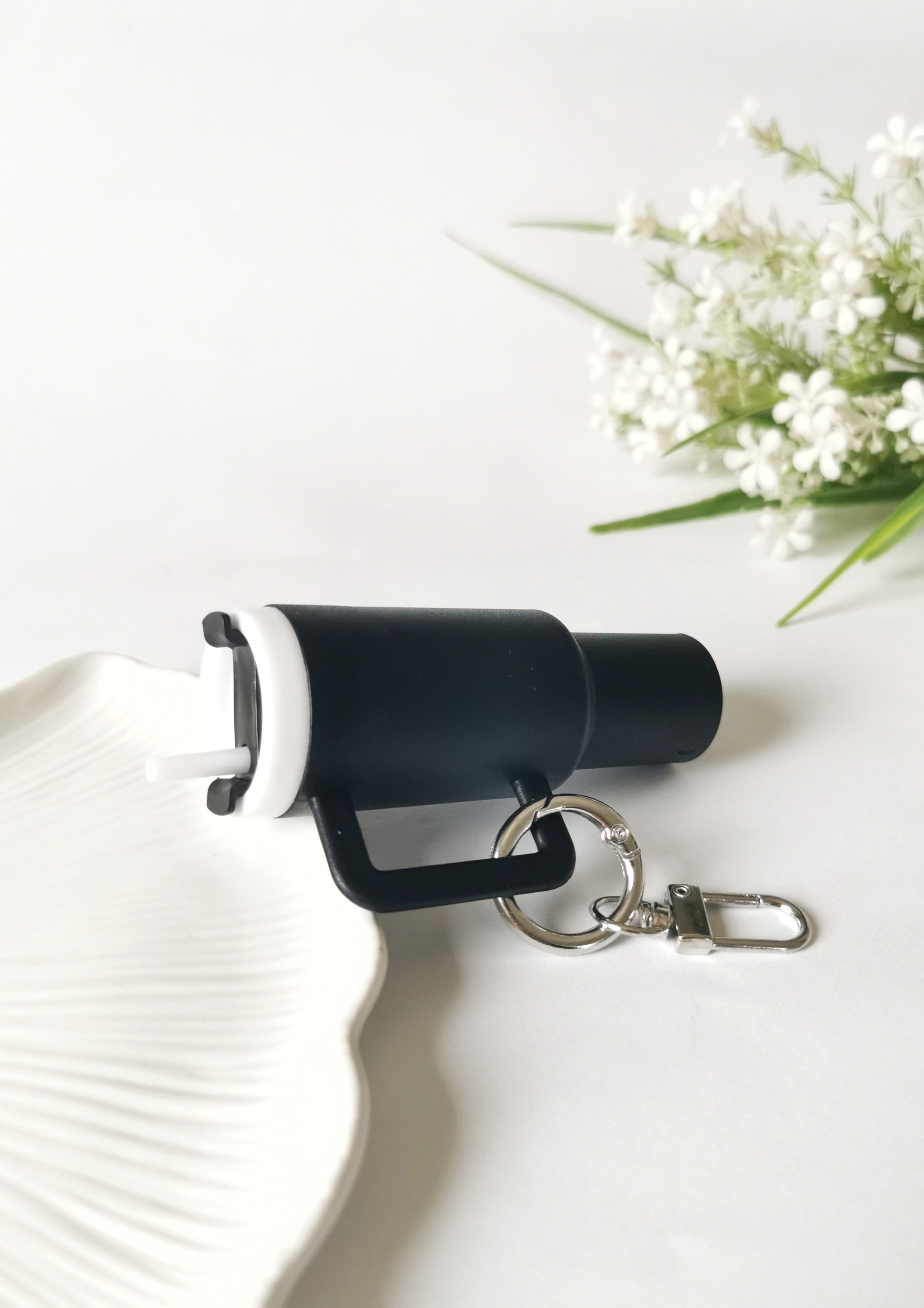 Mini Termos Figürlü Charm Anahtarlık Siyah – Plastik Çanta Süsü Sevimli Aksesuar 4,5x9,5 cm