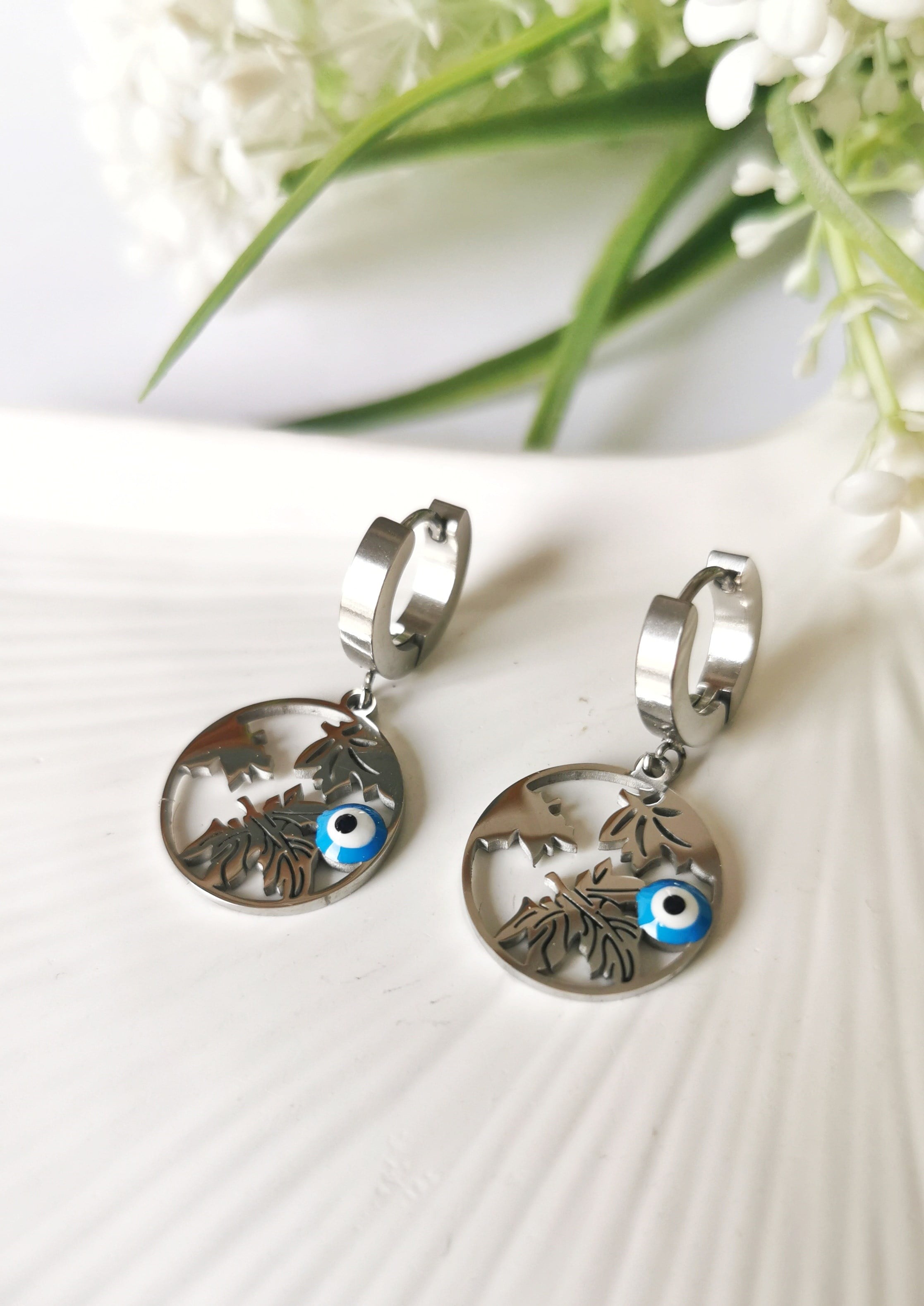 Nazar Aura Yaprak Desenli Çelik Sallantılı Küpe 1,5x3 cm