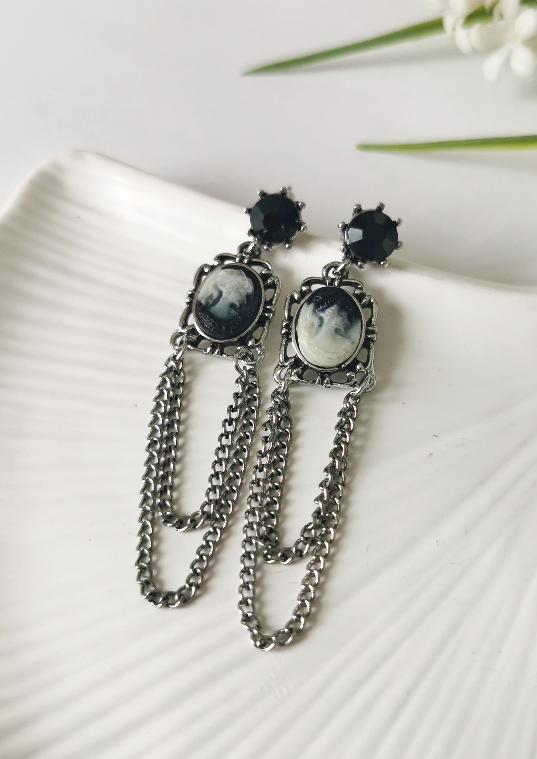 Noir Cameo Zincirli Küpe Silver
