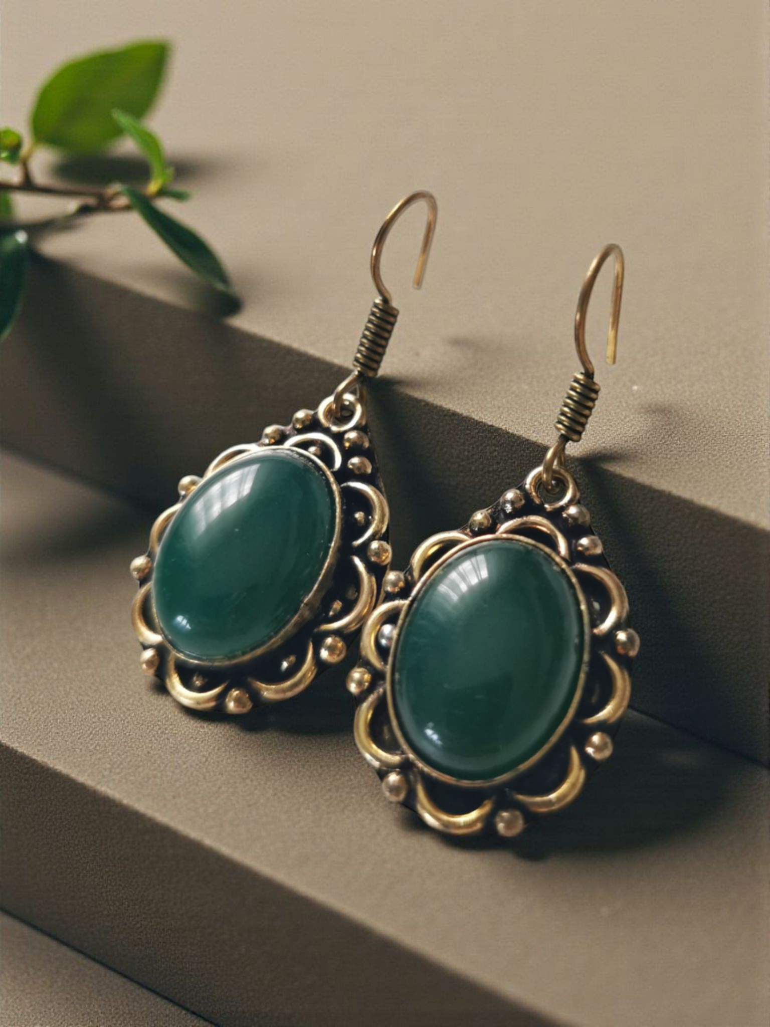 Oval Yeşil Akik Taşlı Sallantılı Pirinç Küpe 