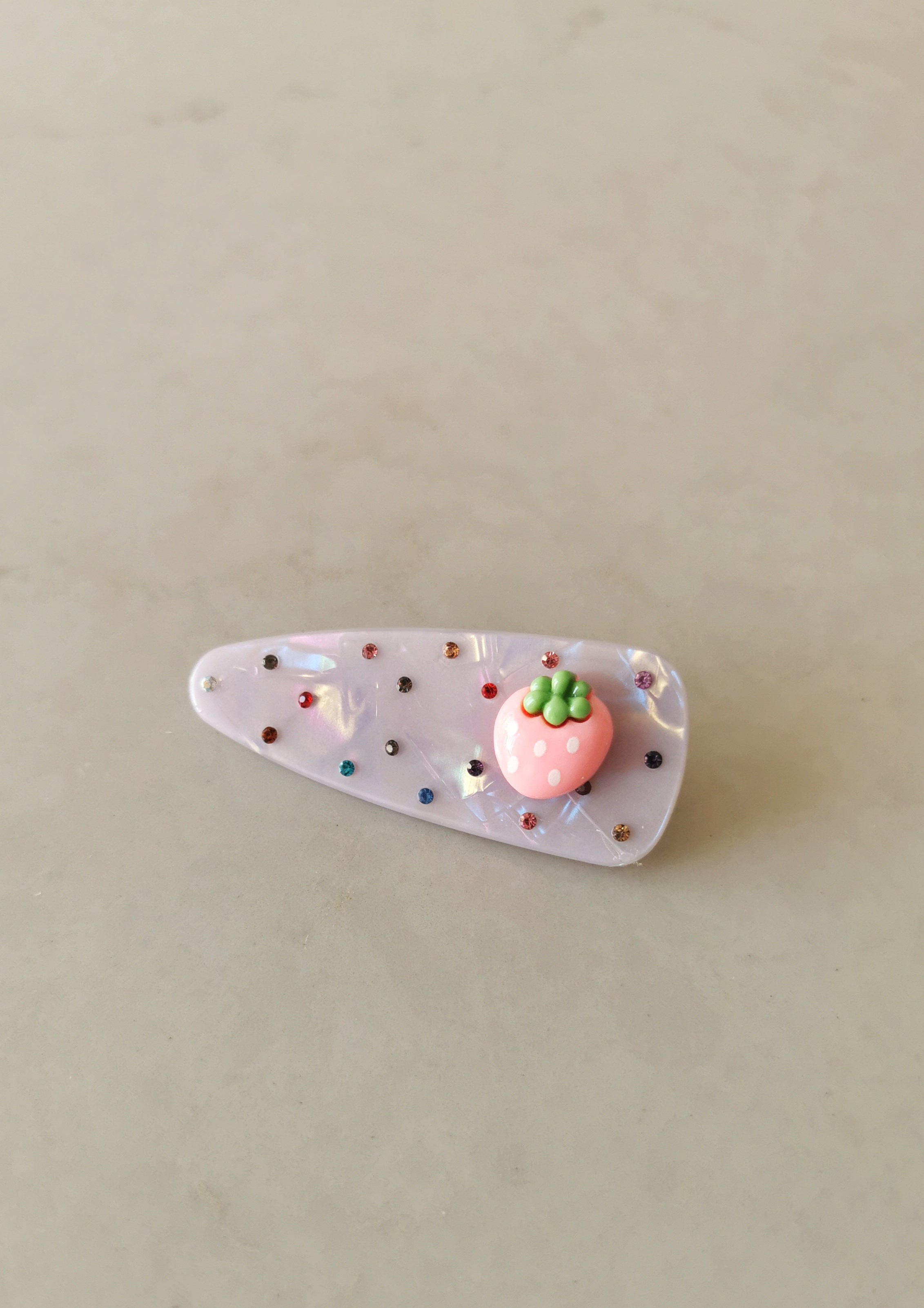 Pembe Çilek Figürlü Eflatun Sedef Görünümlü Taşlı Pens Toka 7x2,5 cm