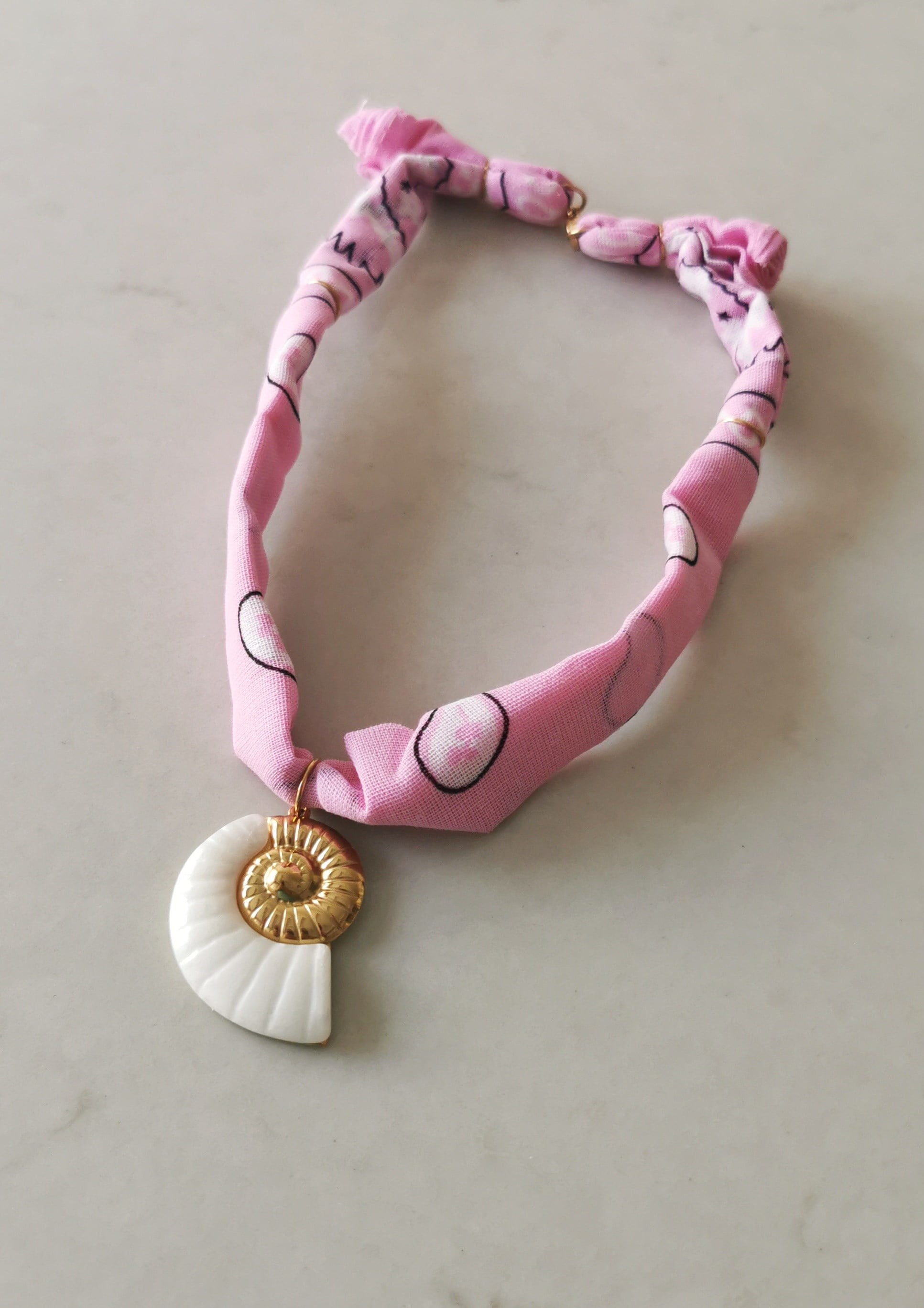 Pembe Desenli Kumaş Deniz Kabuğu Figürlü Kolye