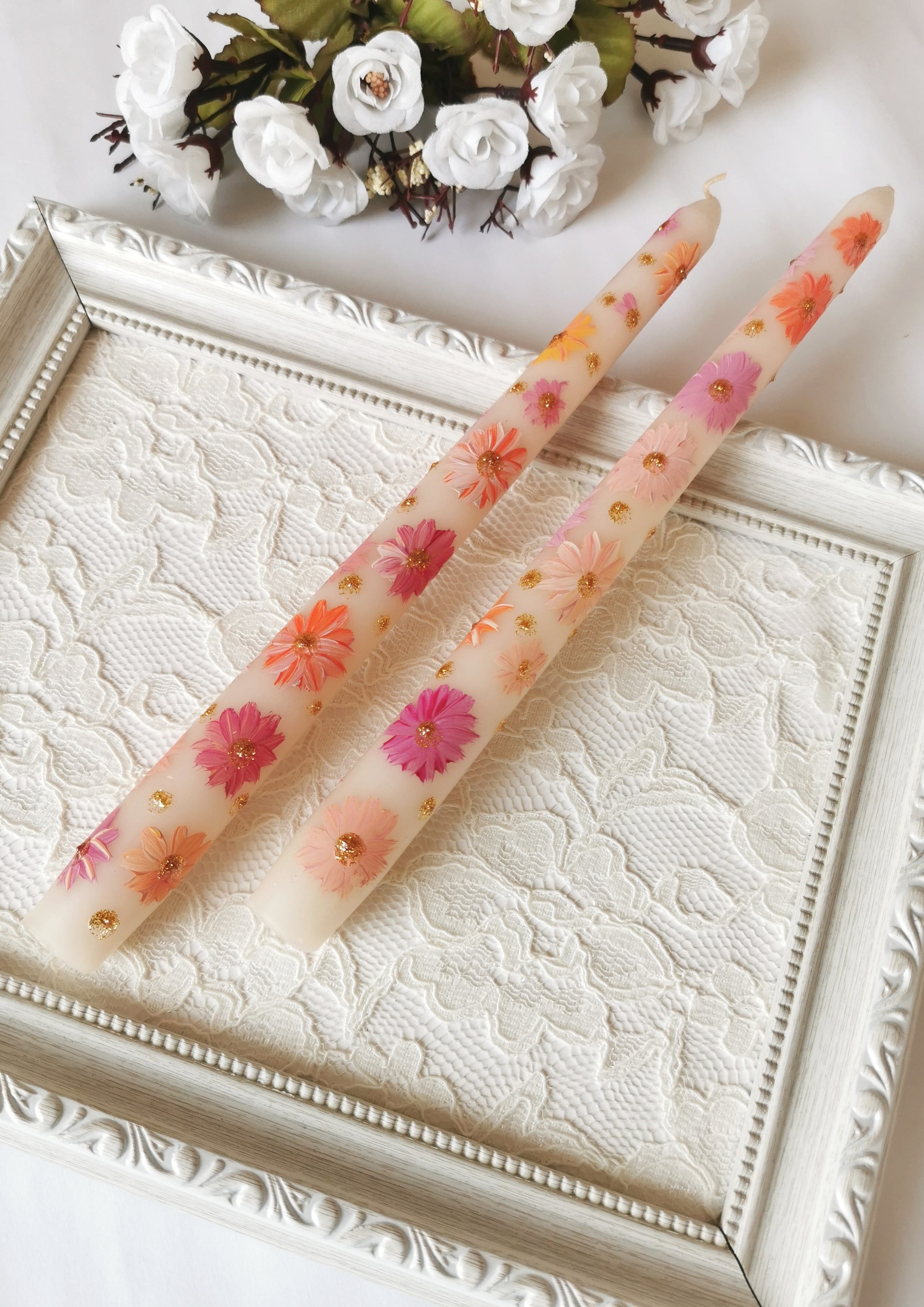 Pembe ve Turuncu Çiçek Desenli El Boyaması Dekoratif İkili Mum – 25 cm