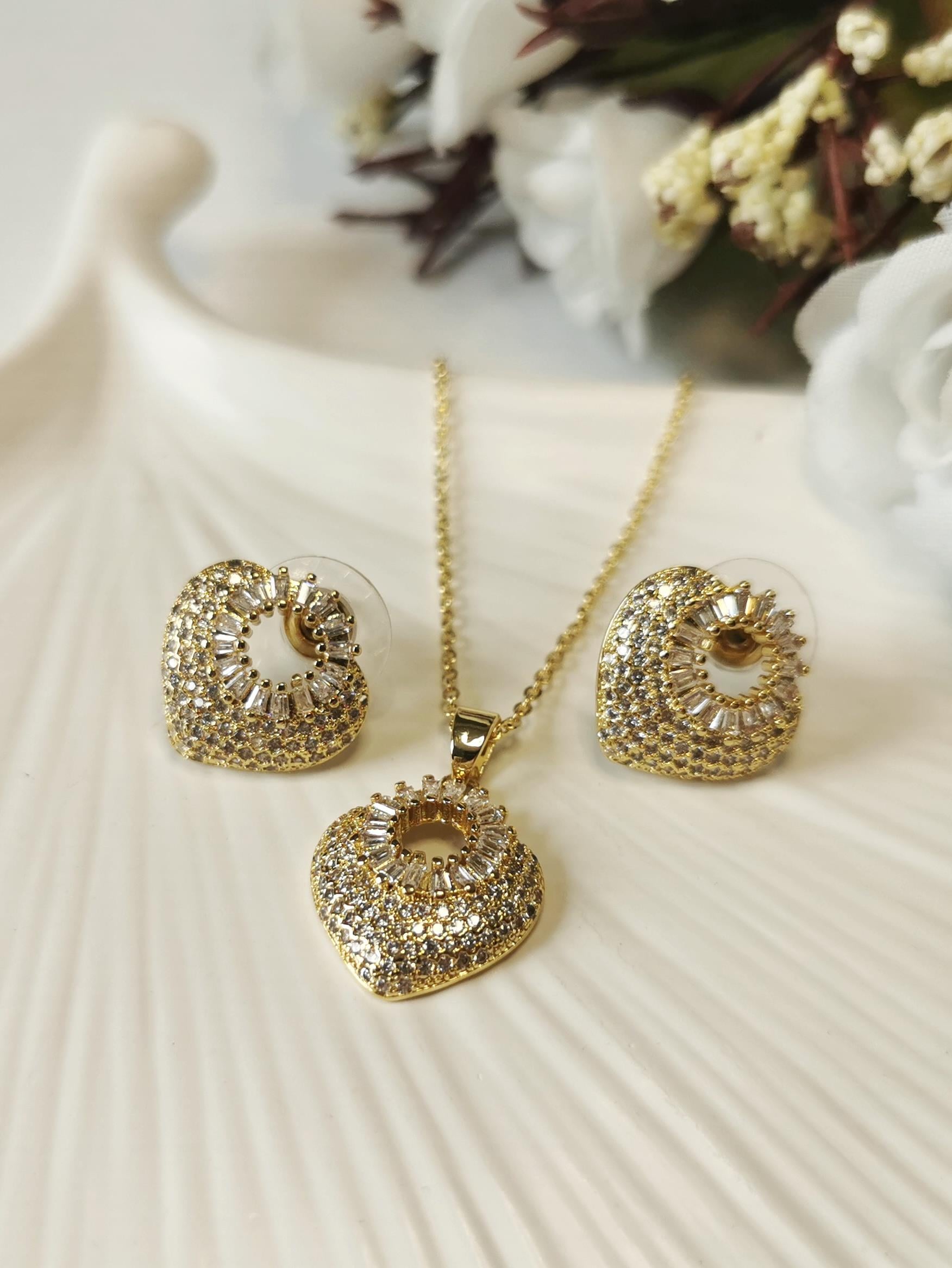 Premium Seri Baget Taş İşlemeli Lüks Kalp Figürlü Vip Kolye ve Küpe Seti Gold