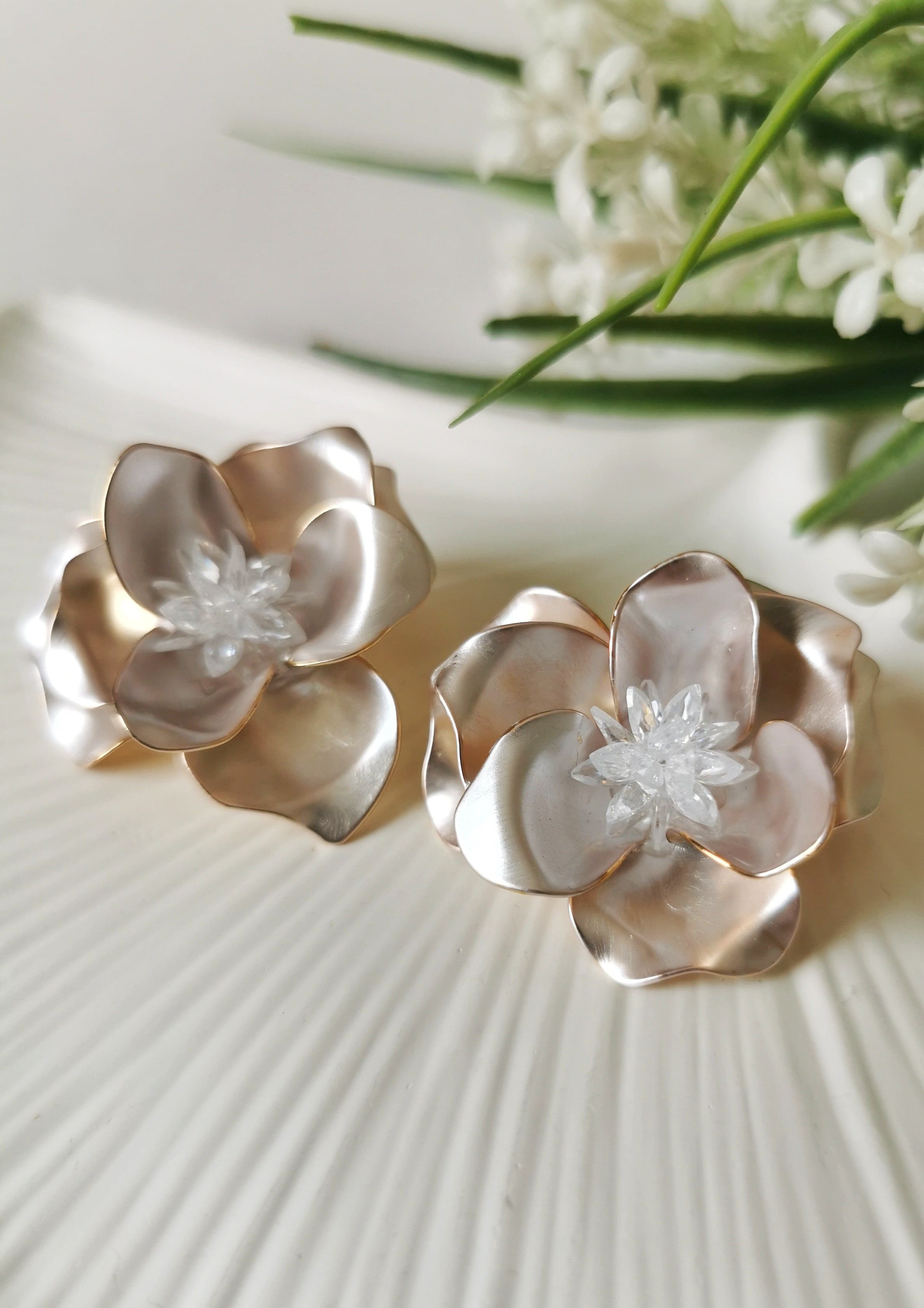 Pudra Rengi Kristal Taş Detaylı Katmanlı Çiçek Model Çelik Küpe 3,5x3,5 cm