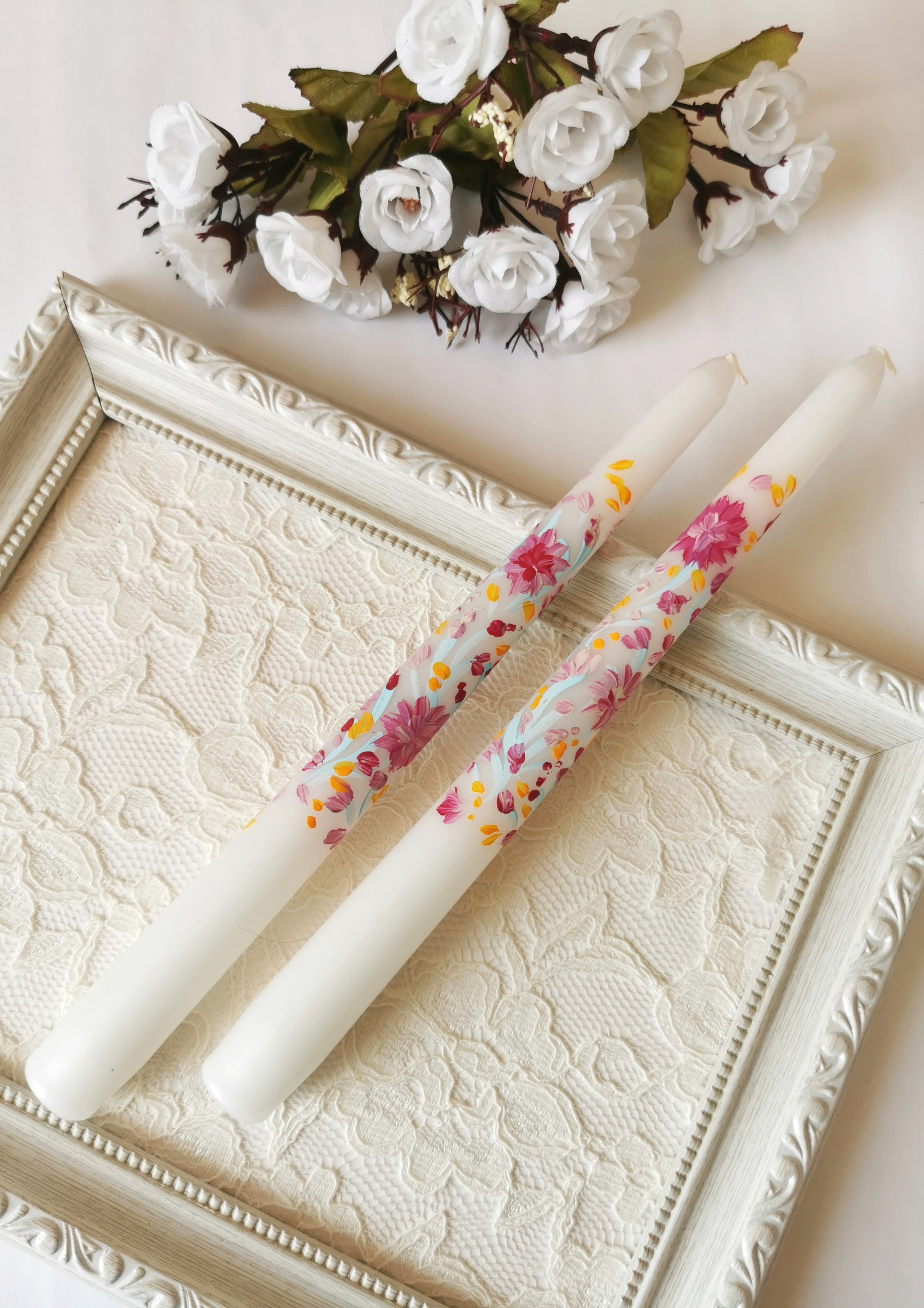 Renkli Çiçek Desenli El Boyaması Beyaz Dekoratif İkili Mum – 25 cm