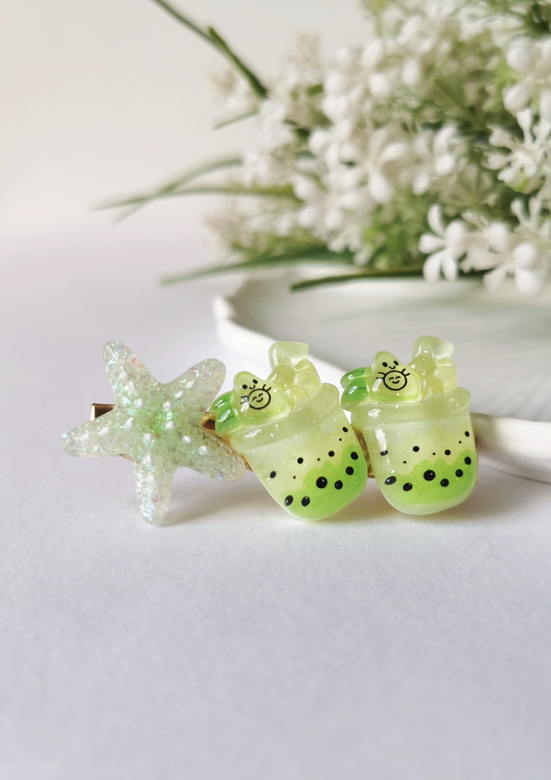 Simli Denizyıldızı & Kivili İçecek Desenli Pensli Toka – 6x2,5 cm