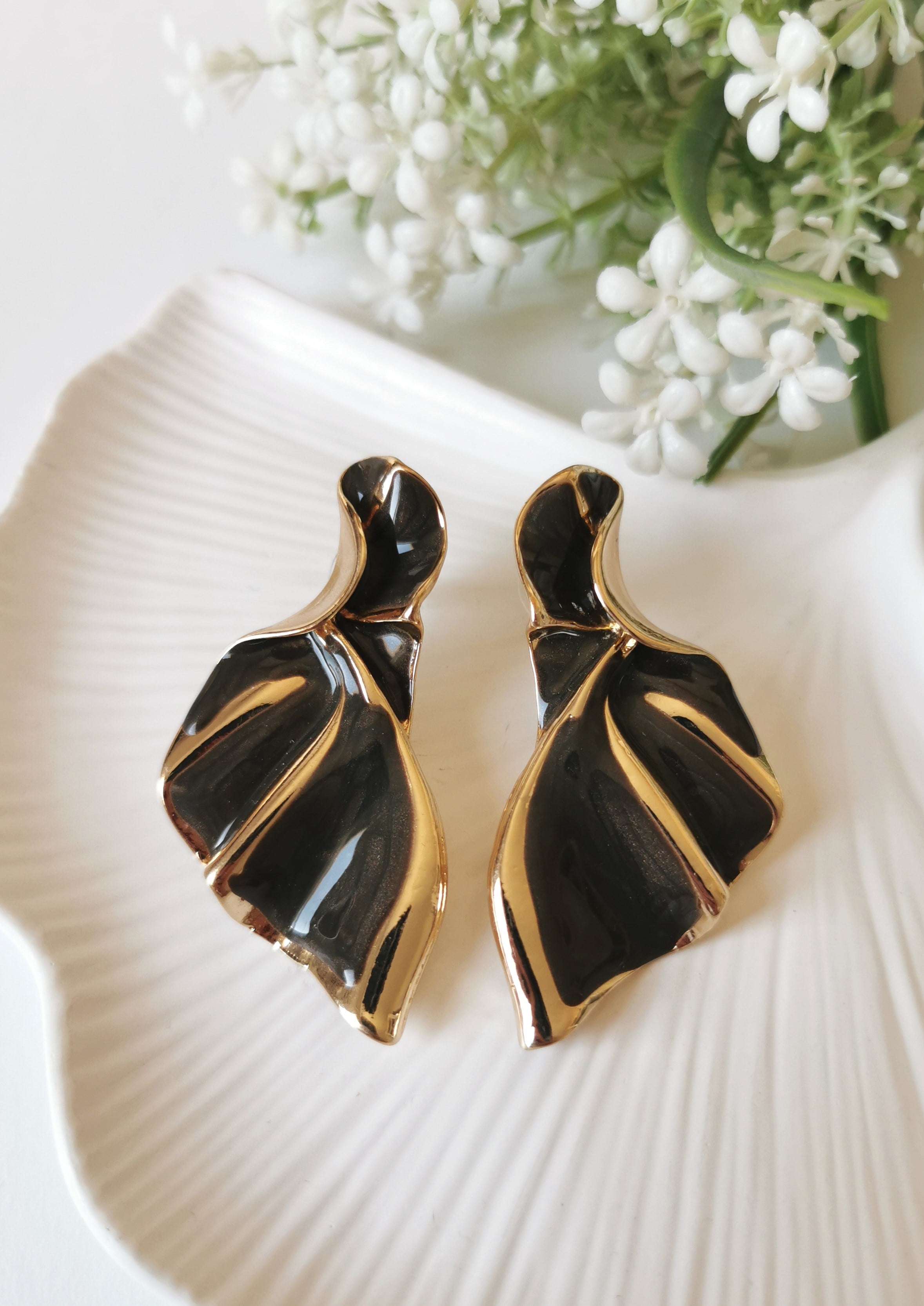 Sütlü Kahve Mine Kaplama Çelik Küpe 3x6 cm Gold Detaylı Abiye Küpe