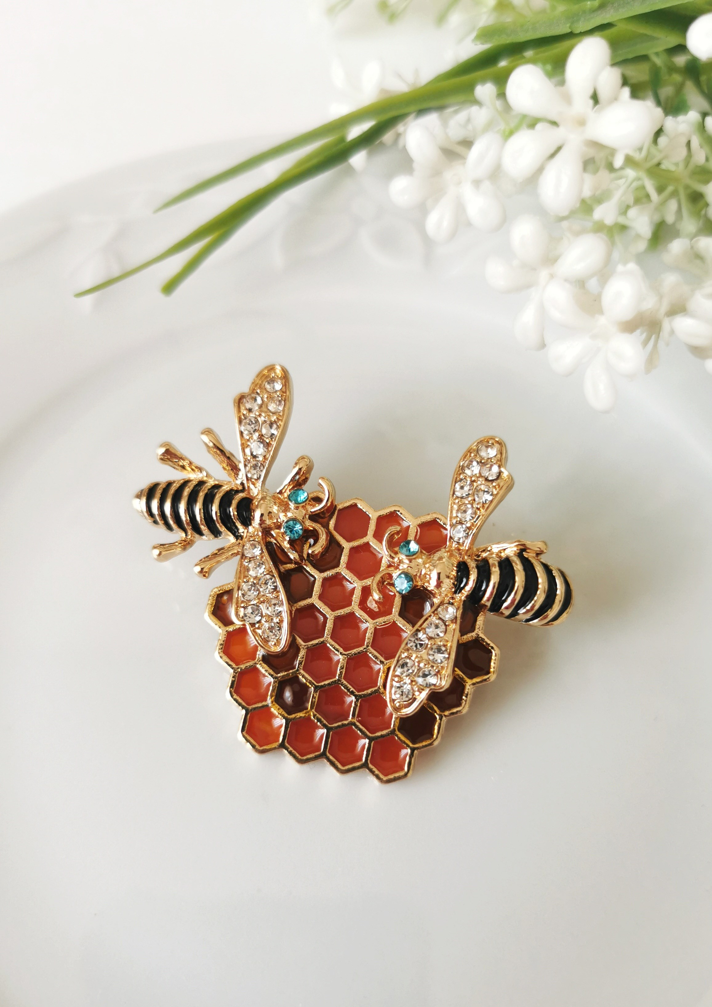 Taş Detaylı Arı ve Bal Peteği Broş 5,5x4,5 cm