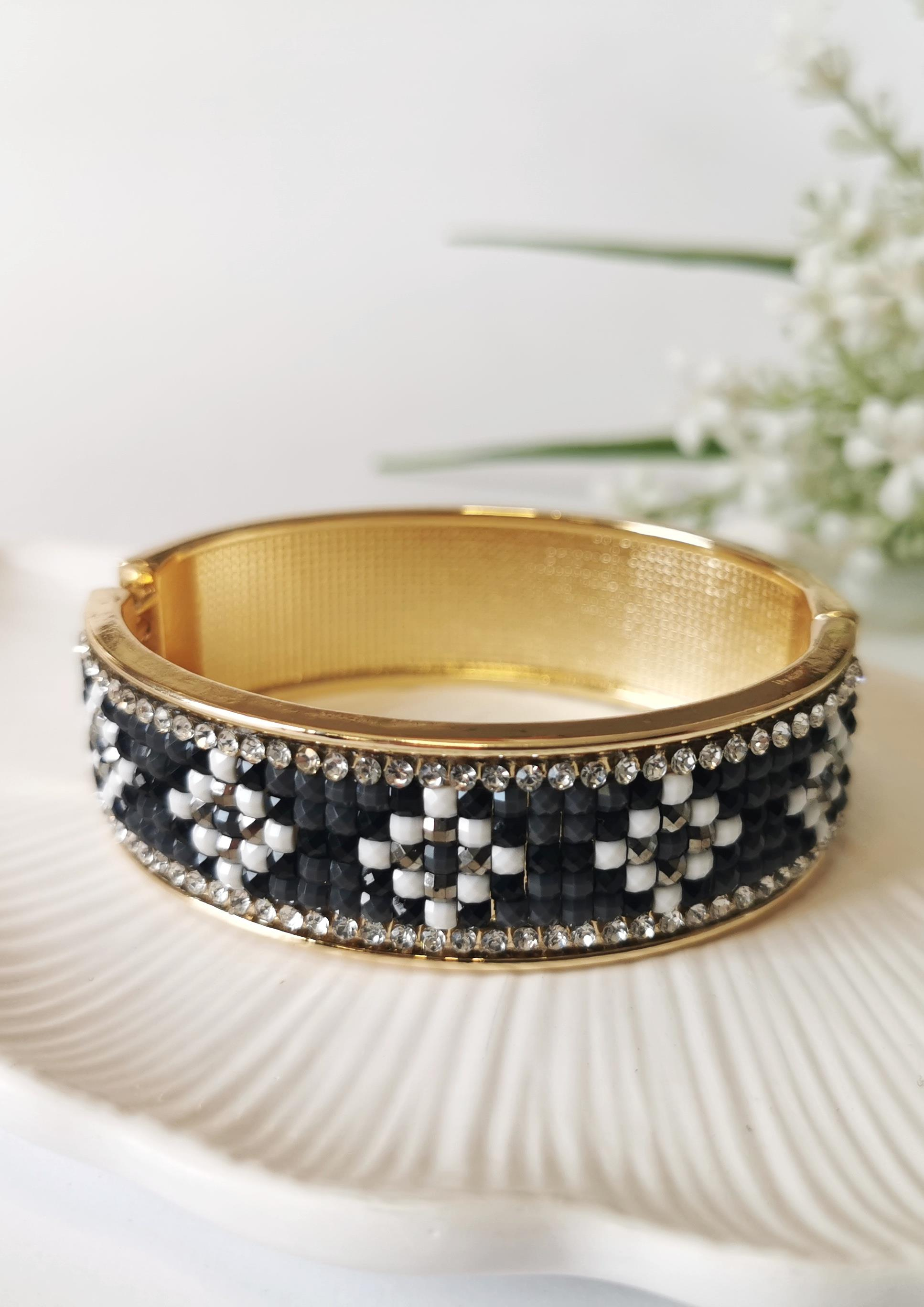 Taş İşlemeli Gri Kelepçe