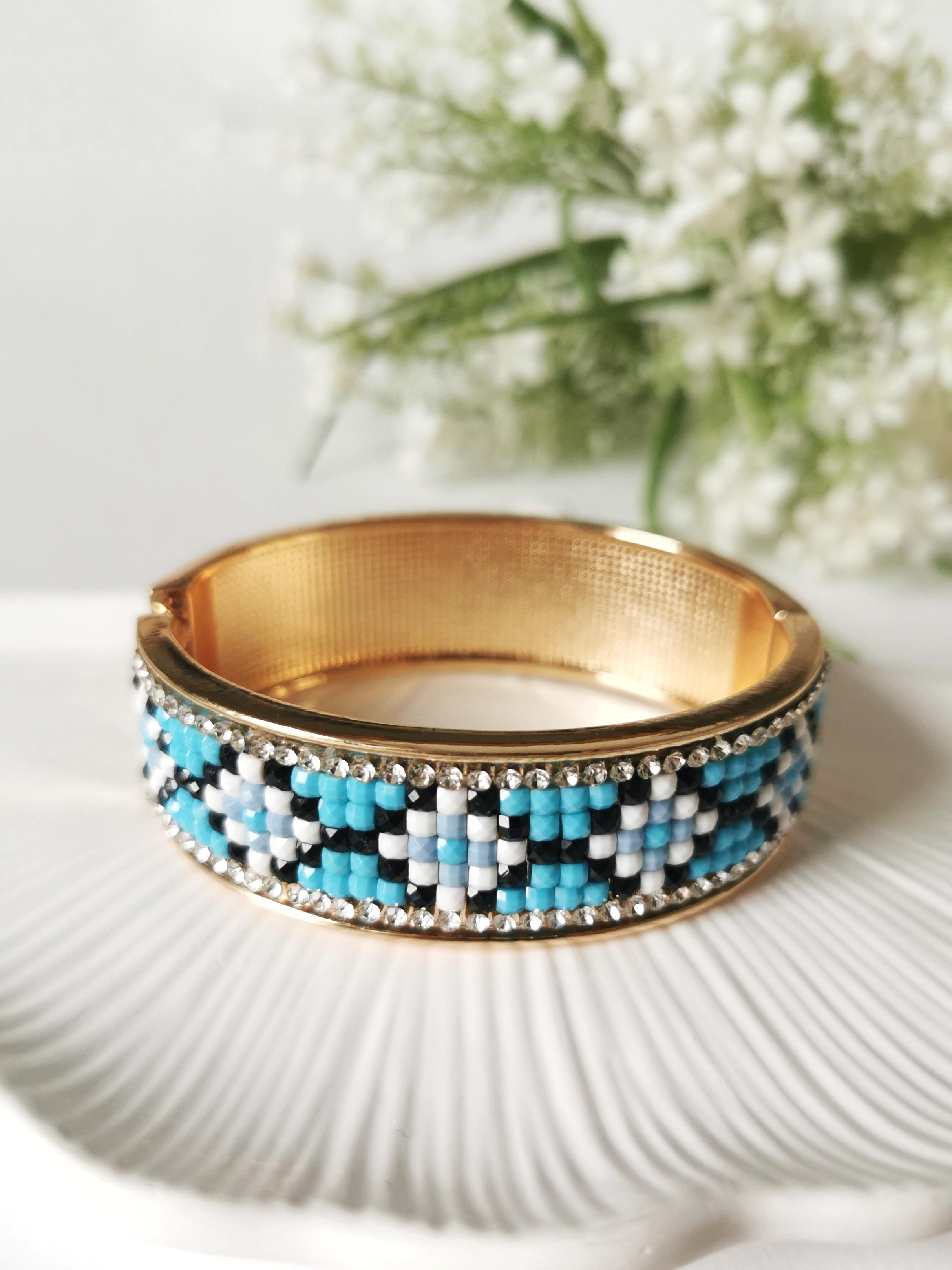 Taş İşlemeli Mavi Kelepçe