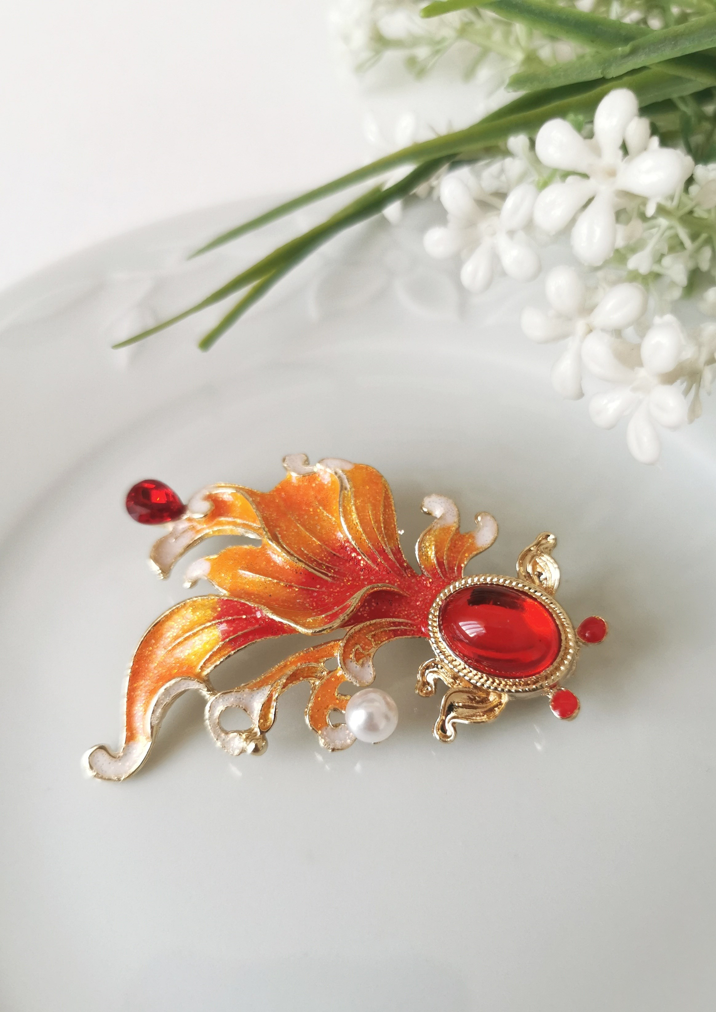 Taş ve İnci Detaylı Işıltılı Kırmızı & Turuncu Koi Balığı Broş 6x4,5 cm