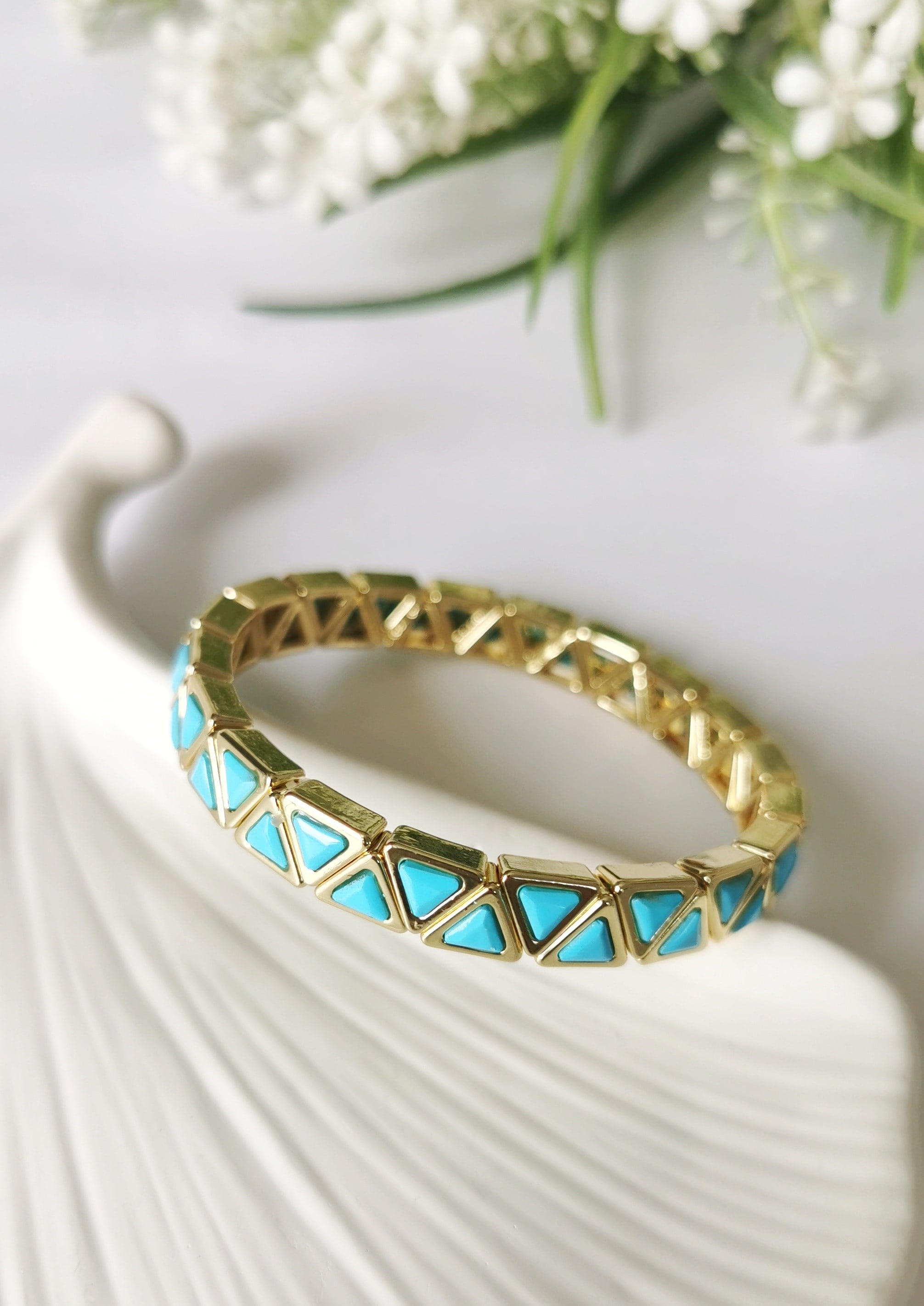 Üçgen Mavi Taşlı Çelik Bileklik – Lastikli Gold Tasarım