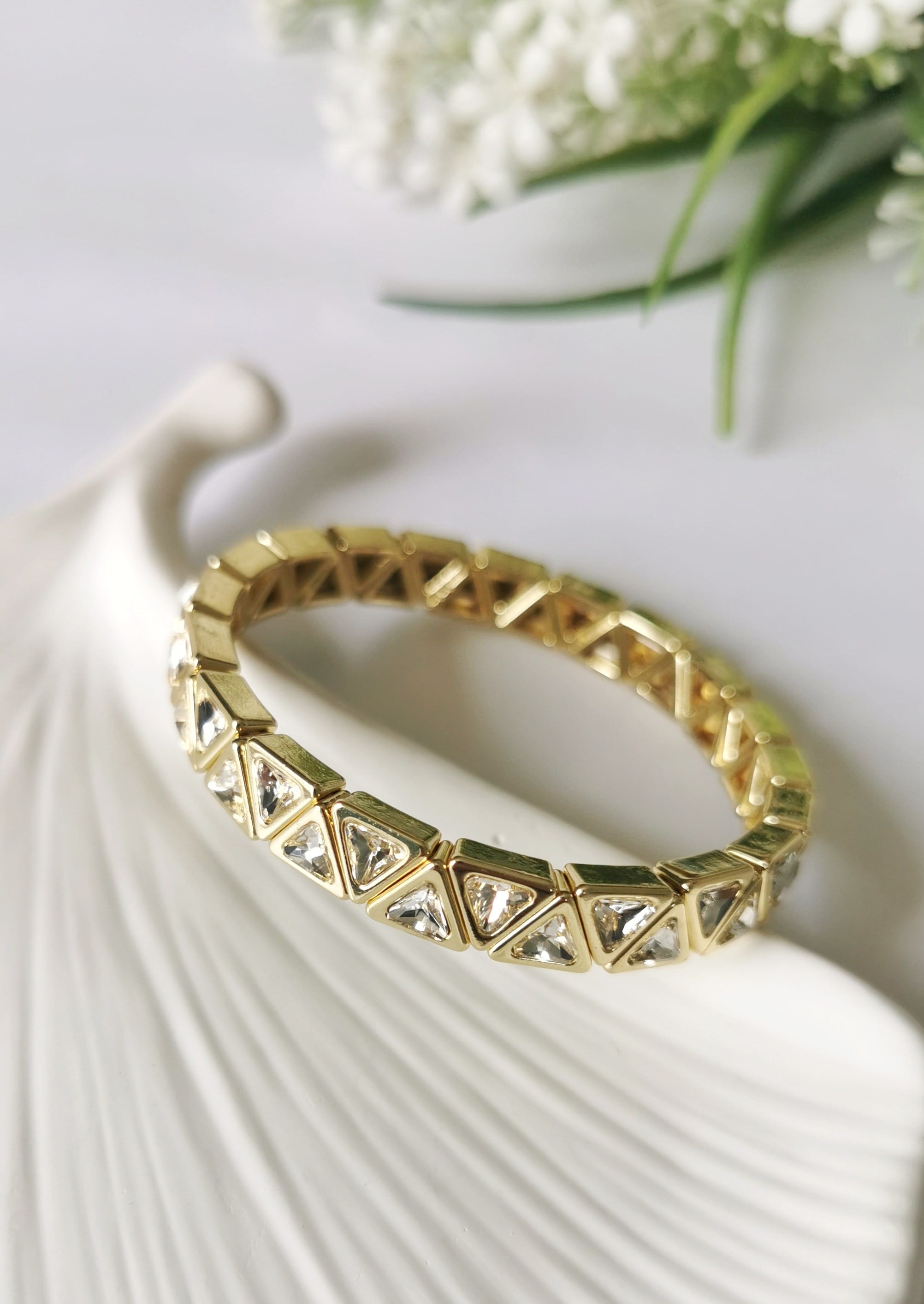 Üçgen Zirkon Taşlı Çelik Bileklik – Lastikli Gold Tasarım