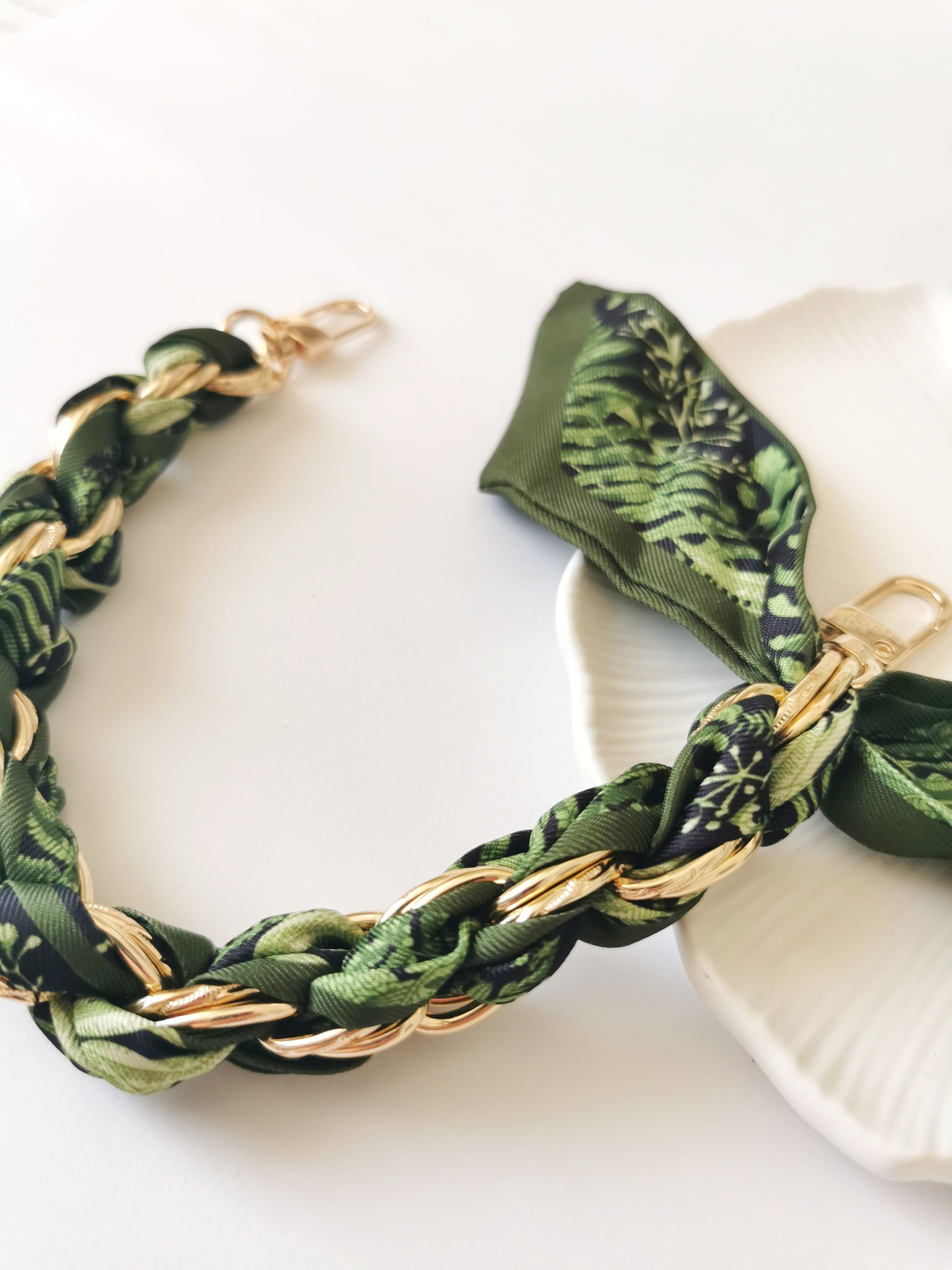 Yeşil Fularlı Çanta Aksesuarı Charm 40 cm Gold Zincir Detaylı Şık Çanta Süsü