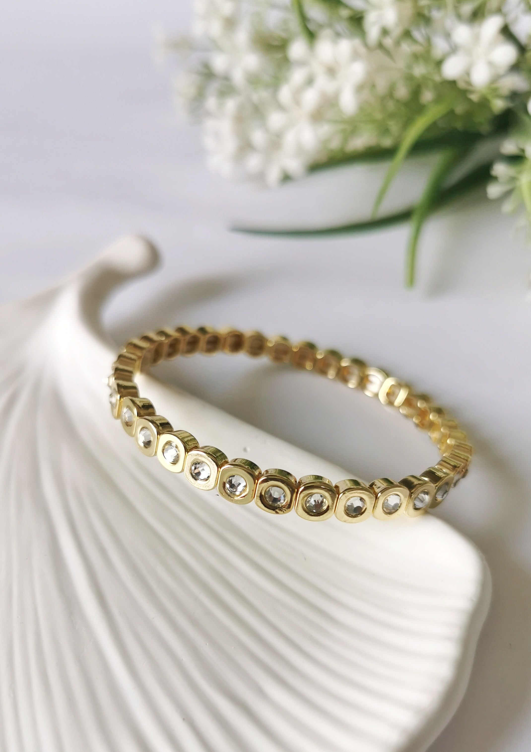 Zirkon Taşlı Çelik Bileklik – Lastikli Gold Tasarım