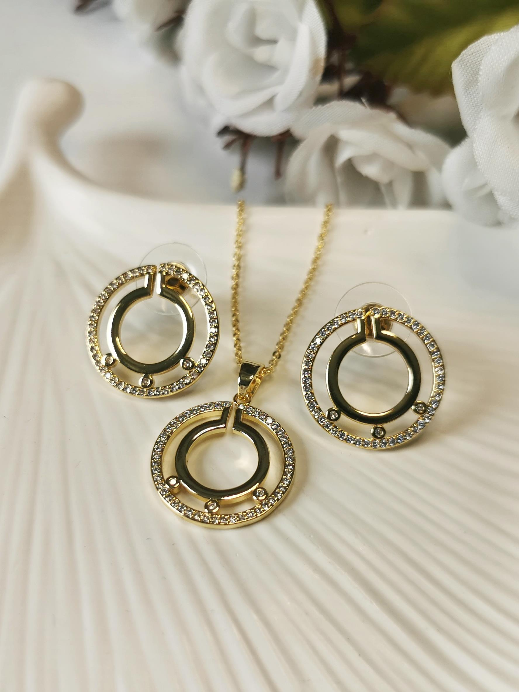 Zirkon Taşlı Geometrik Tasarım Çember Figürlü Vip Kolye ve Küpe Seti Gold
