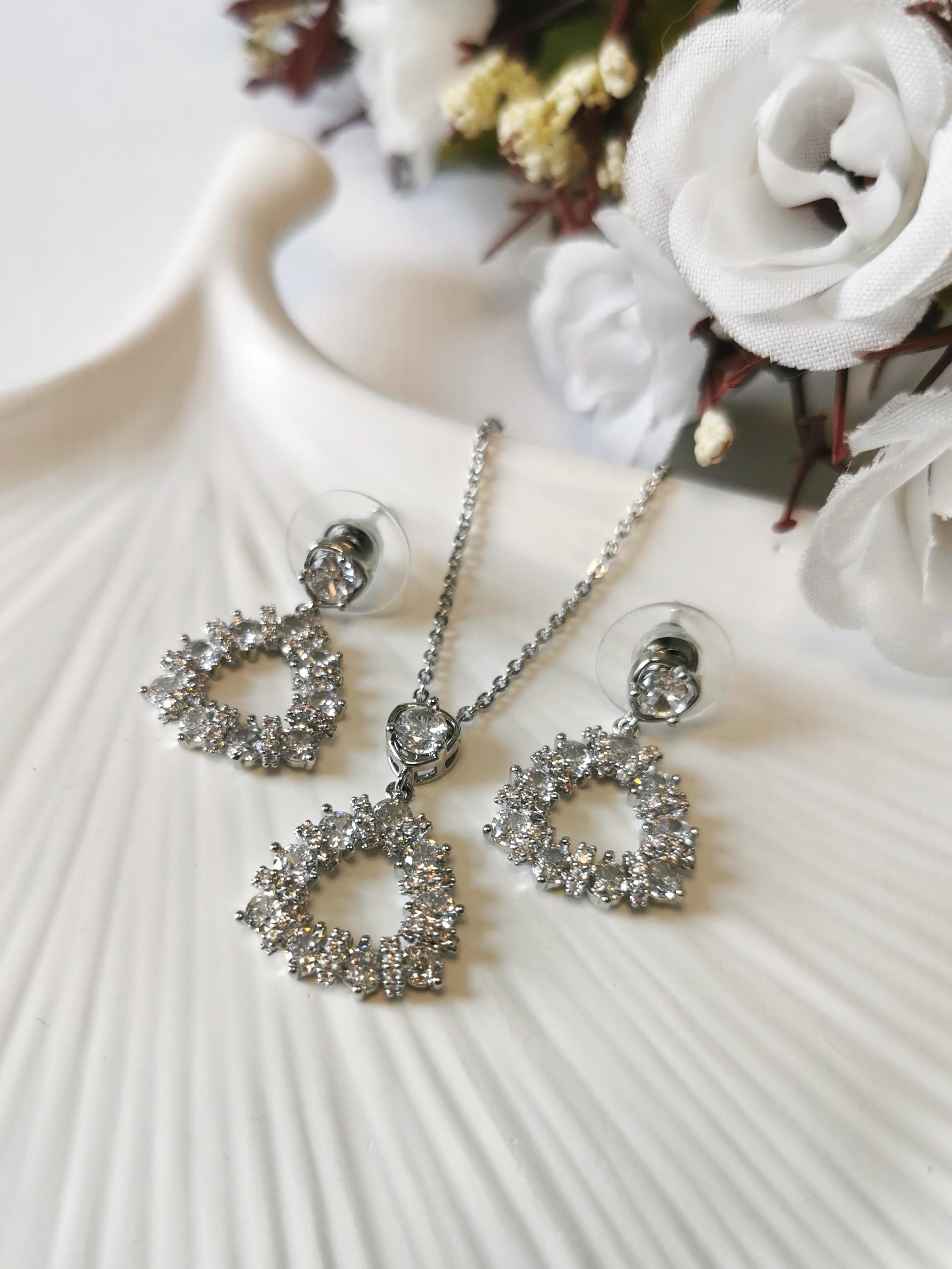 Zirkon Taşlı Halka Detaylı Vip Kolye ve Küpe Seti Silver