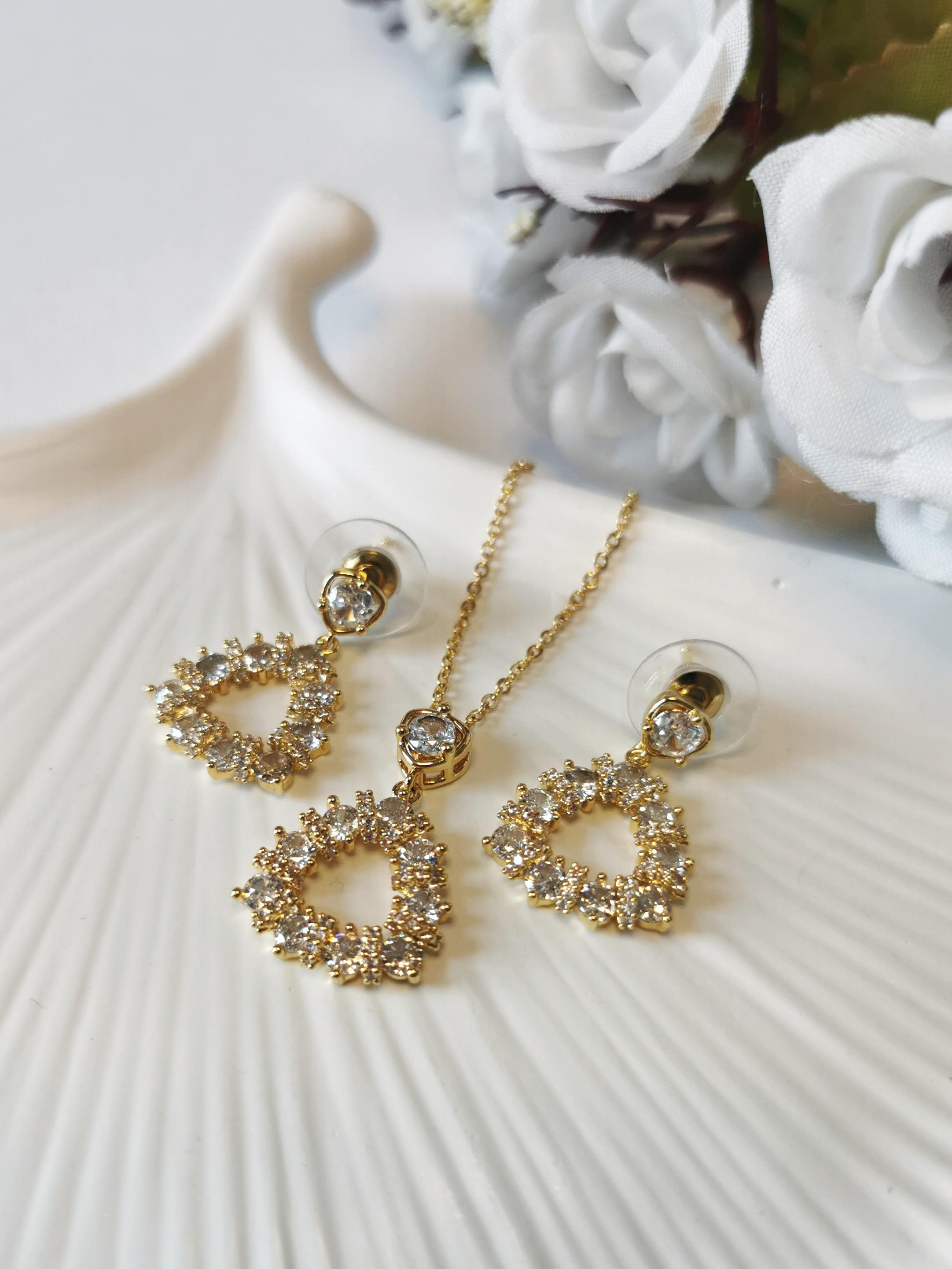 Zirkon Taşlı Halka Detaylı Vip Kolye ve Küpe Seti Gold