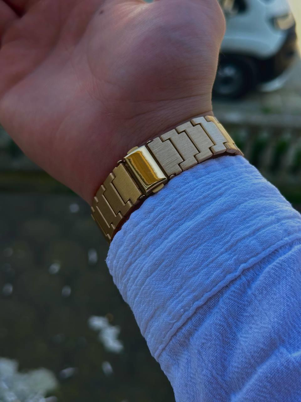 C.S Gold White Screen Vintage Wristhwatch