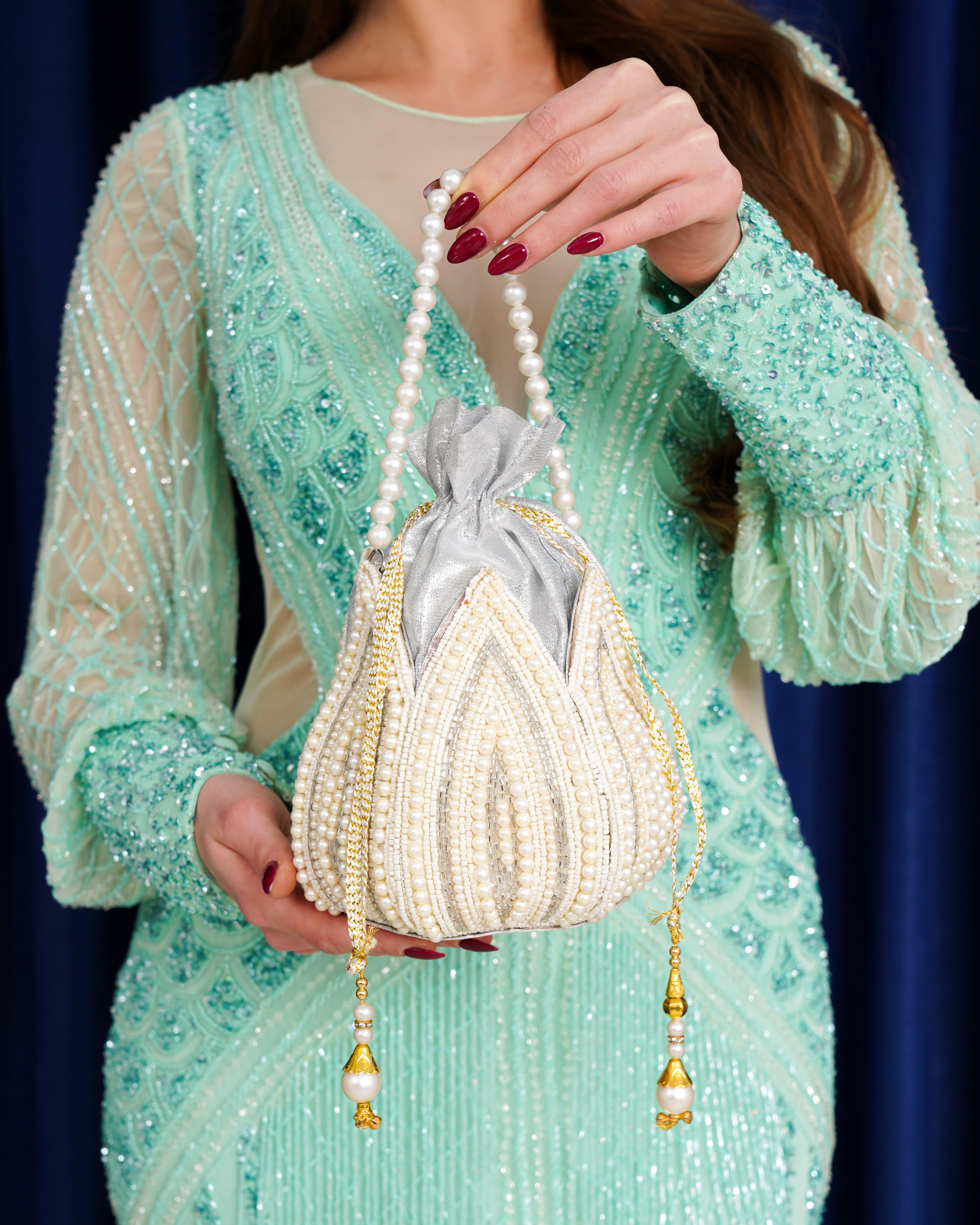 Zarafet Bukleti – İnci İşlemeli Mini Pouch