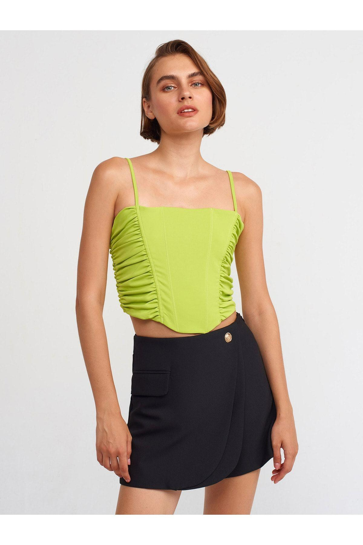 20129-buzgulu-detayli-askili-crop-top--1e9713.jpg