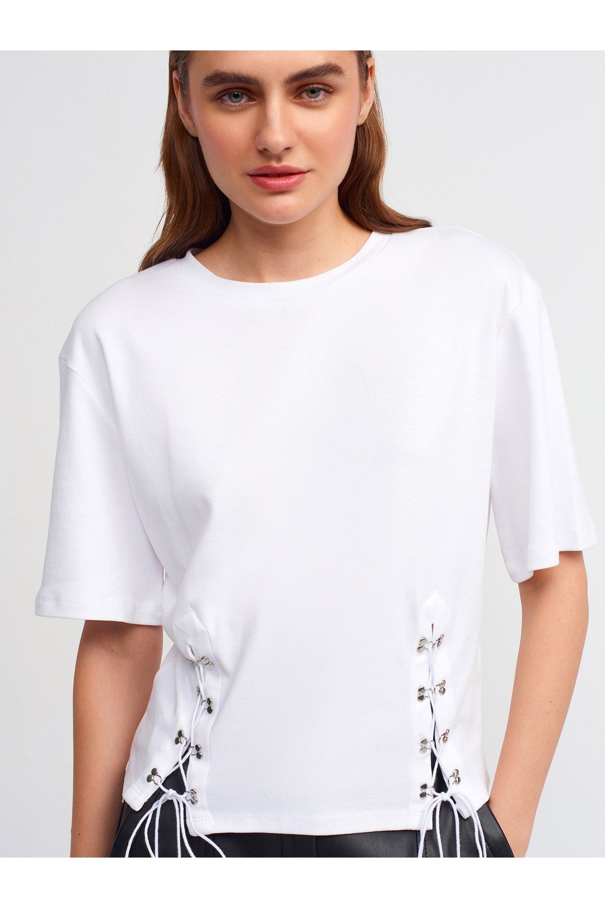 30147-agraf-aksesuarli-tshirt-beyaz--b08c-.jpg