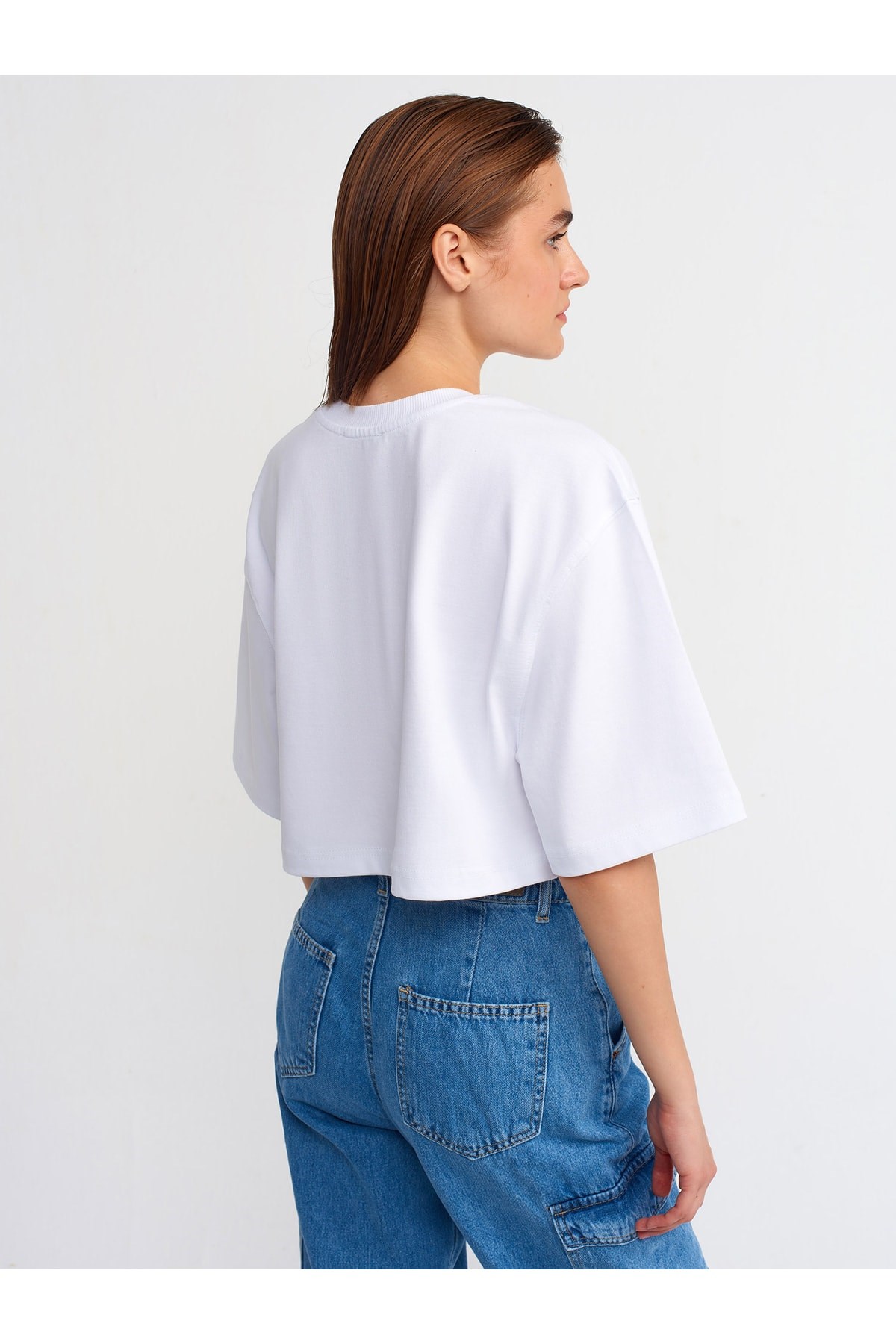 30148-crop-bisiklet-yaka-tshirt-beyaz-464-4b.jpg