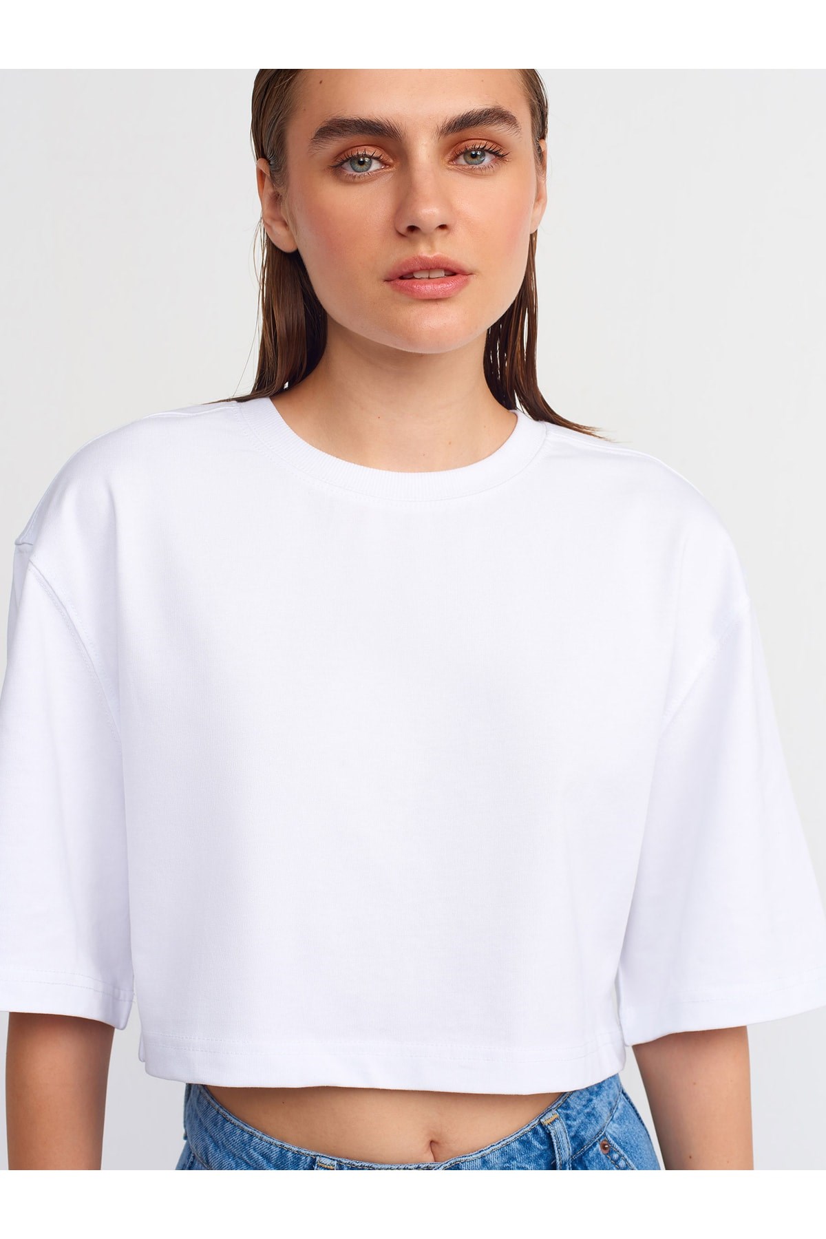 30148-crop-bisiklet-yaka-tshirt-beyaz-9c1e-9.jpg