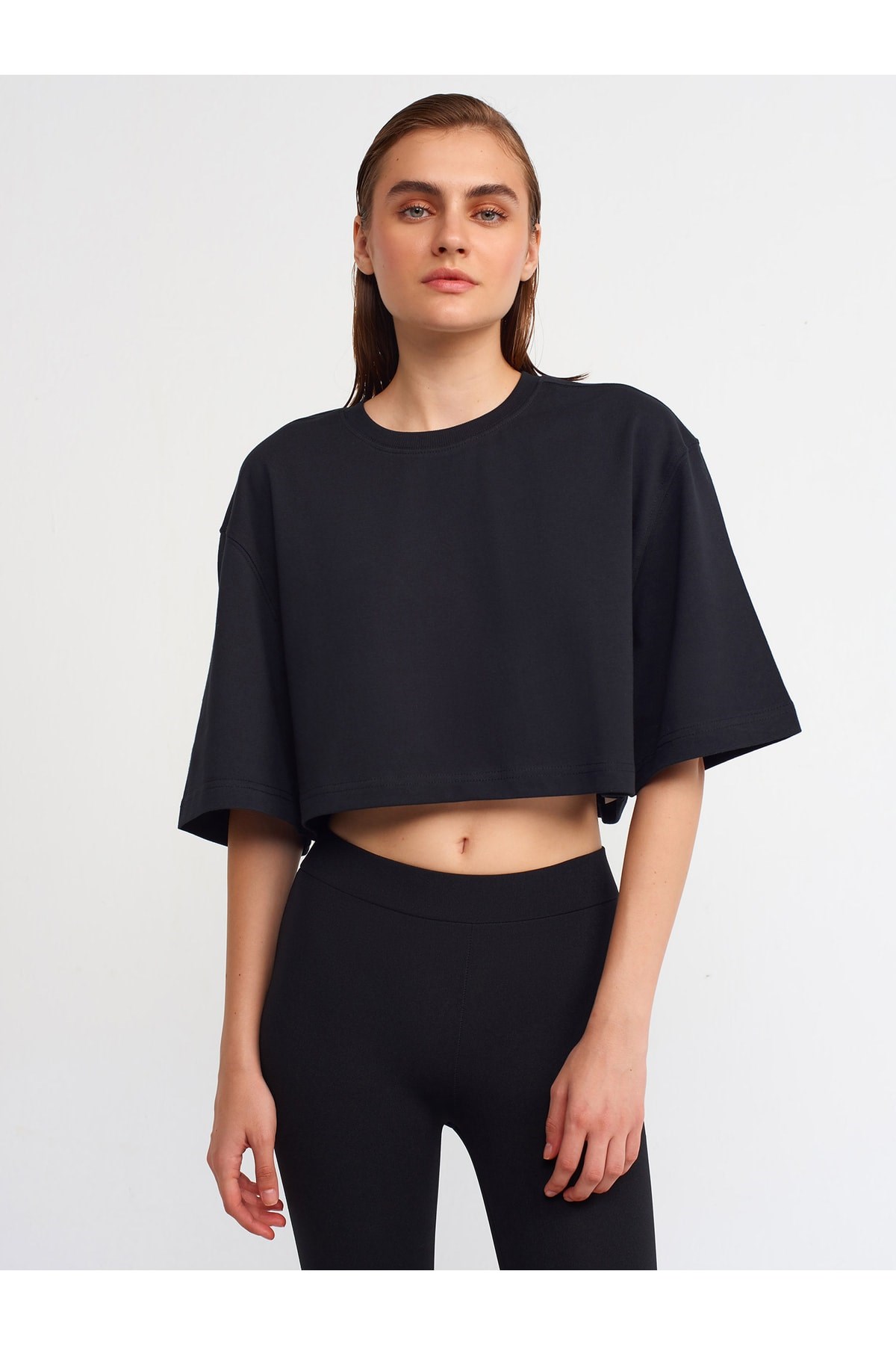 30148-crop-bisiklet-yaka-tshirt-siyah-18a-6b.jpg