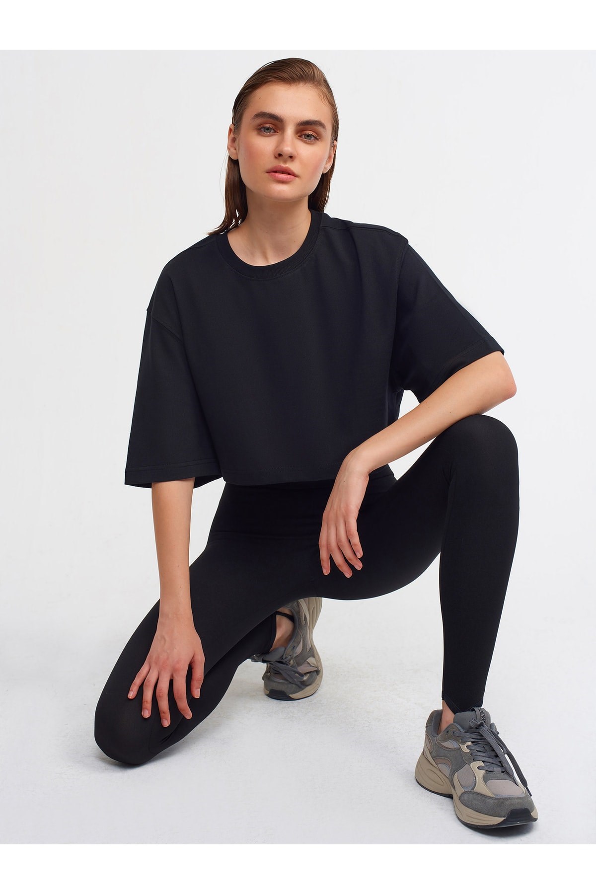 30148-crop-bisiklet-yaka-tshirt-siyah-e6a43f.jpg