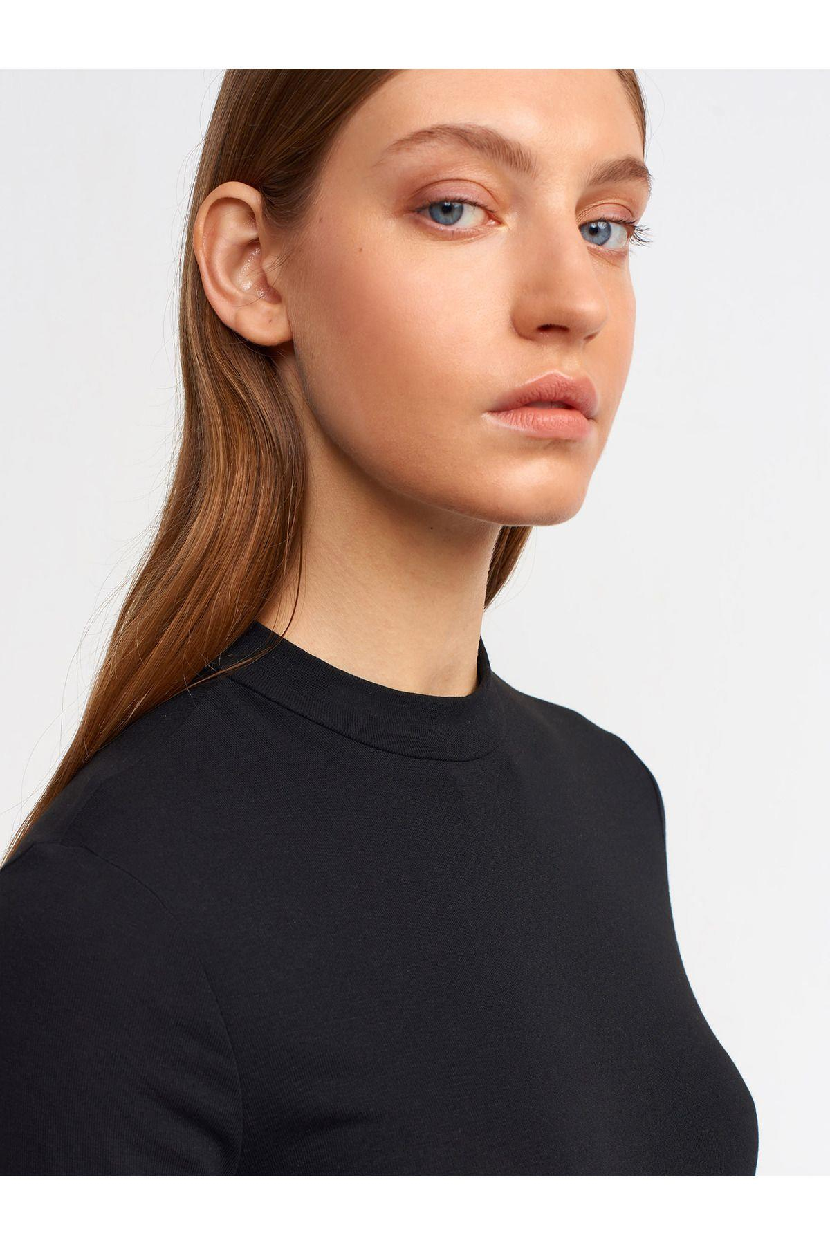 30481-yuksek-yakali-tshirt-siyah-4876-9.jpg