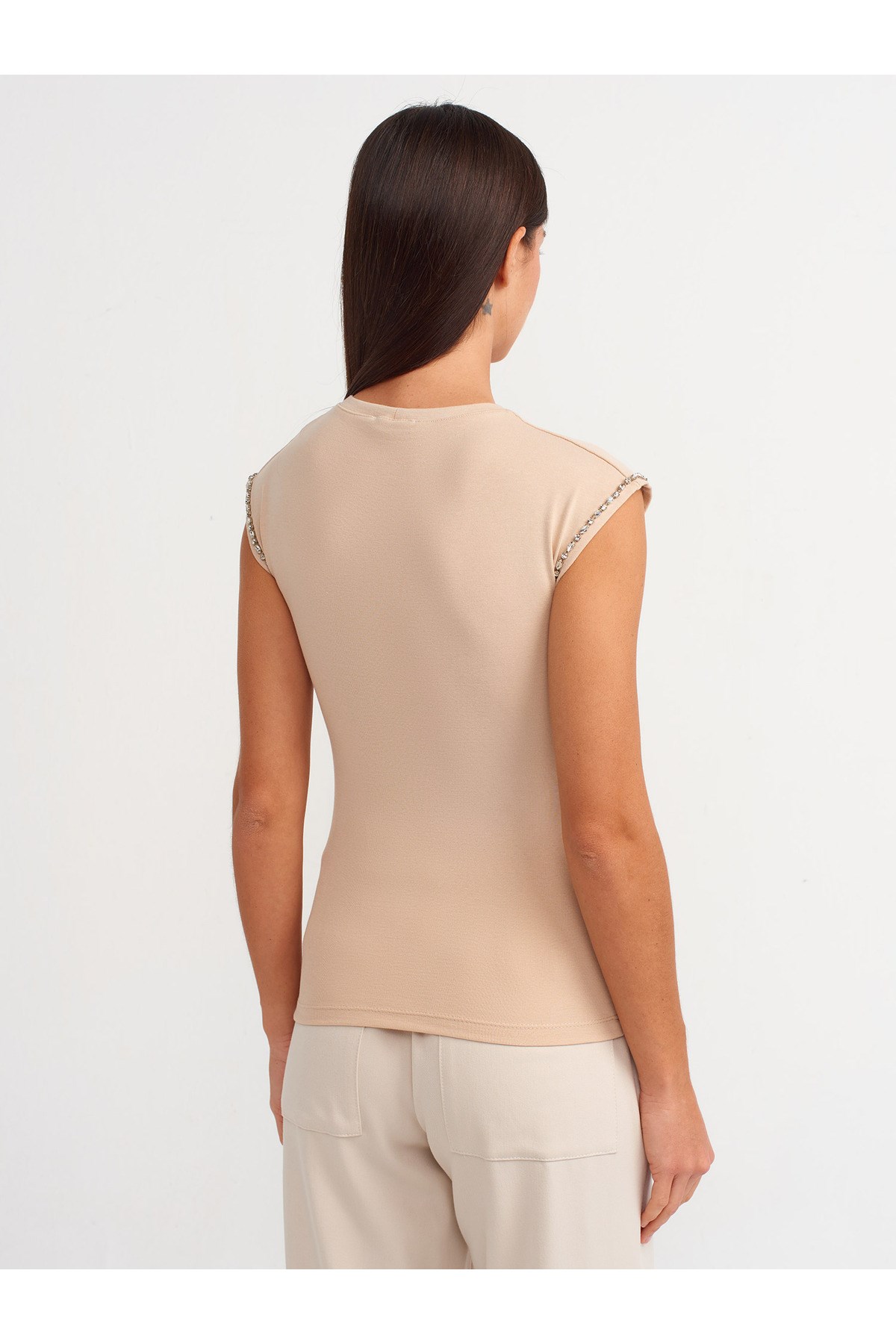 30927-parlak-tasli-t-shirt-acik-bej--5a965.jpg