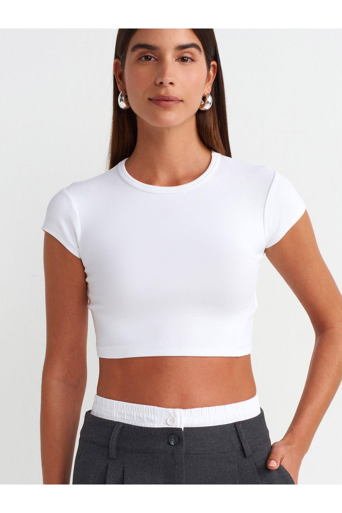 30936-vucuda-oturan-crop-top-beyaz-229-7d.jpg