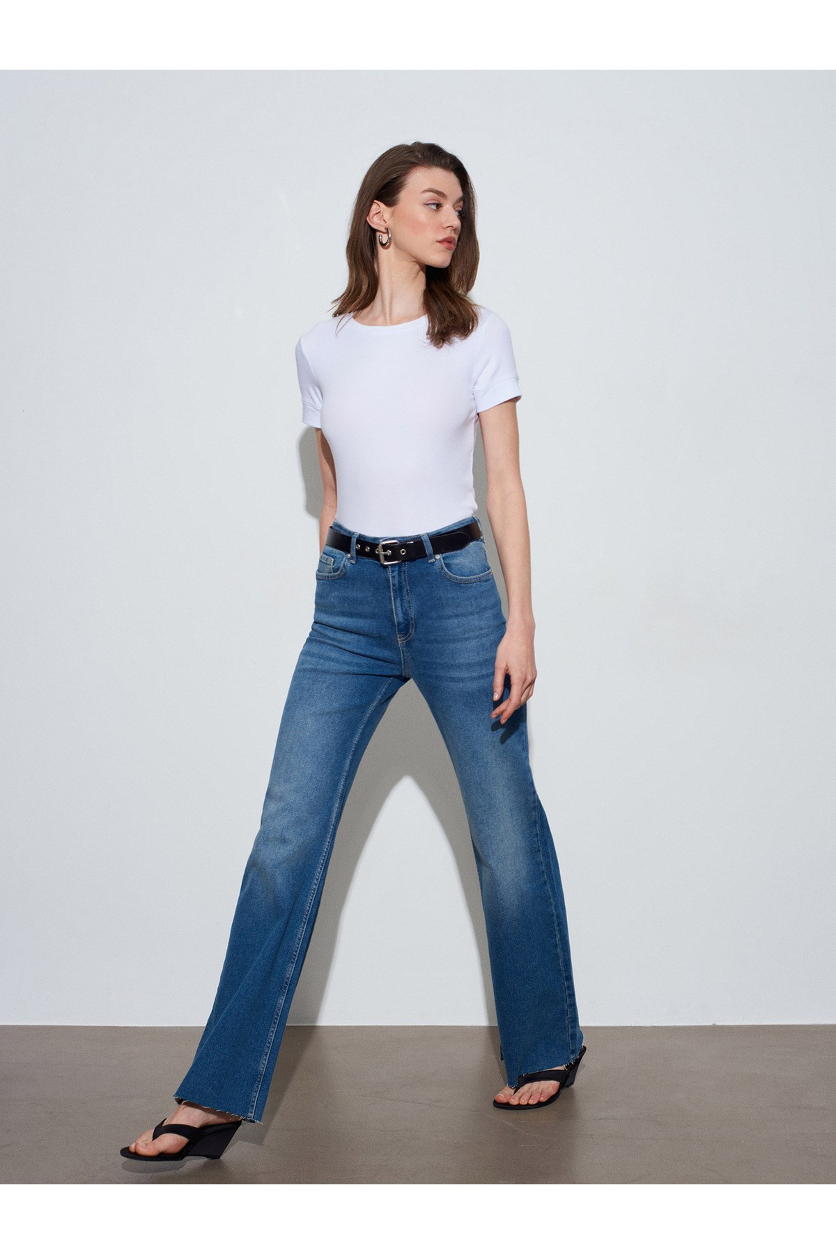 32637-bisiklet-yaka-t-shirt-beyaz-d-1725.jpg