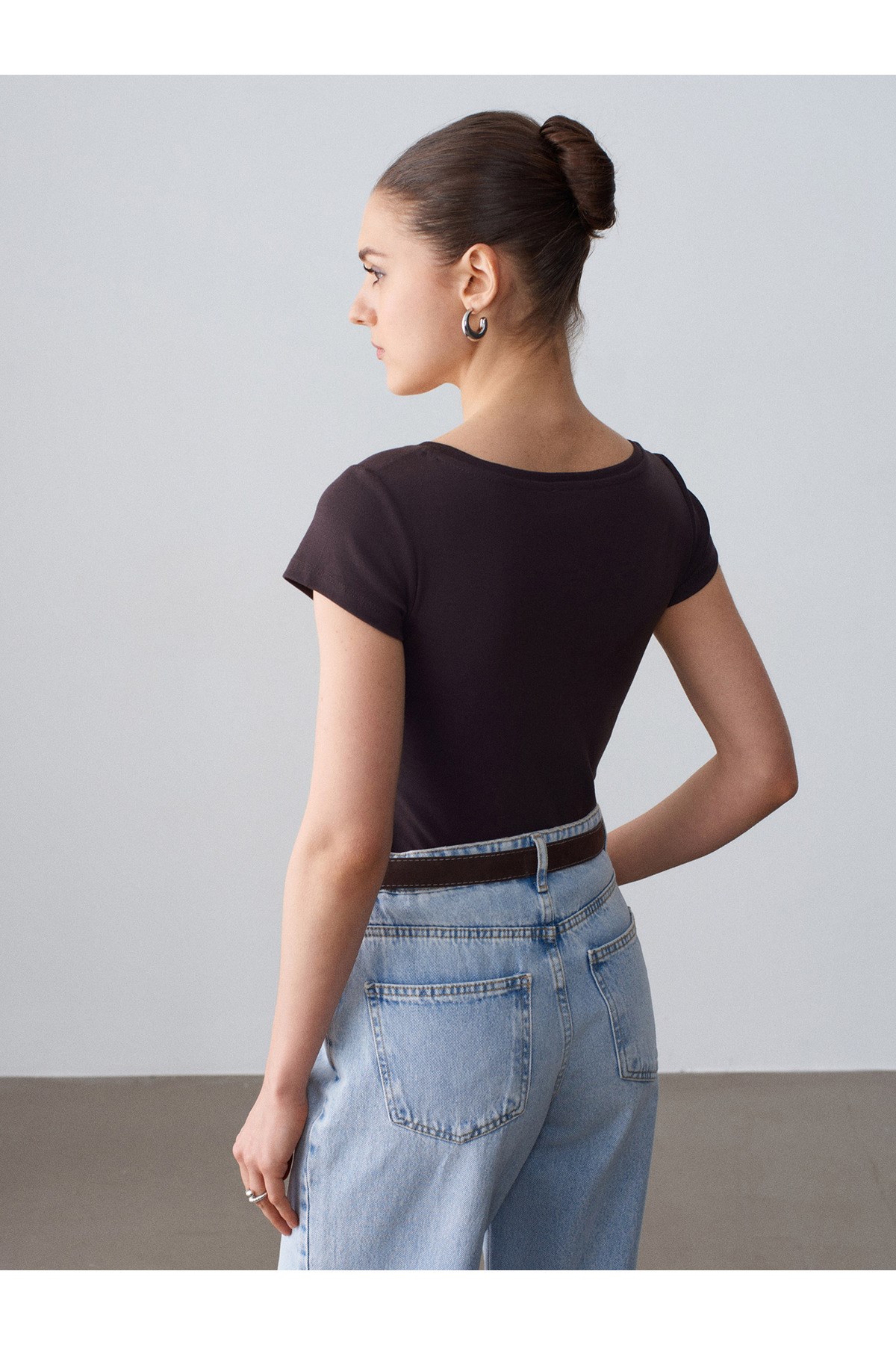 32688-100-pamuk-basic-t-shirt-koyu-kah-2aa-40.jpg