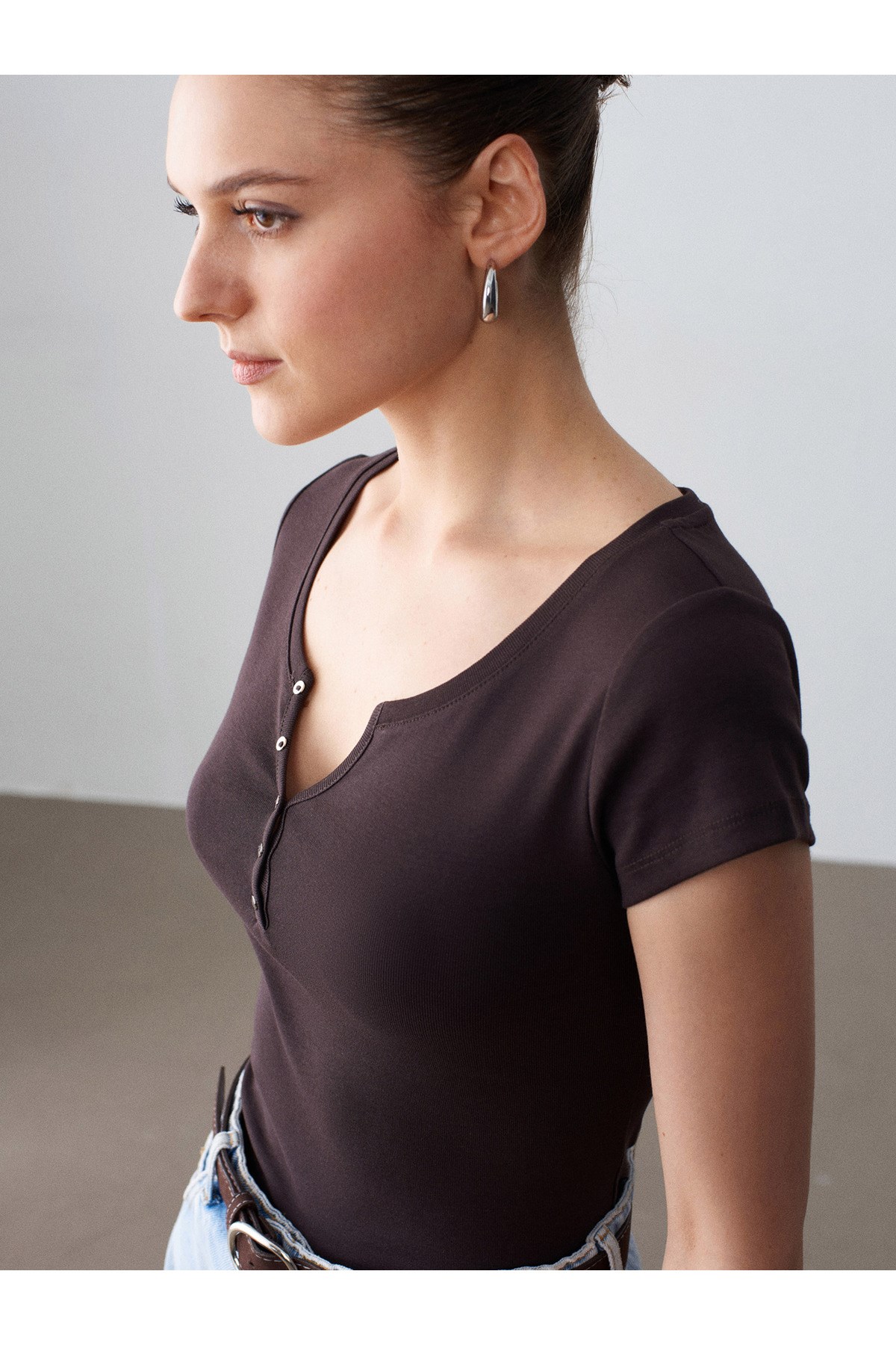 32688-100-pamuk-basic-t-shirt-koyu-kah-5cc047.jpg