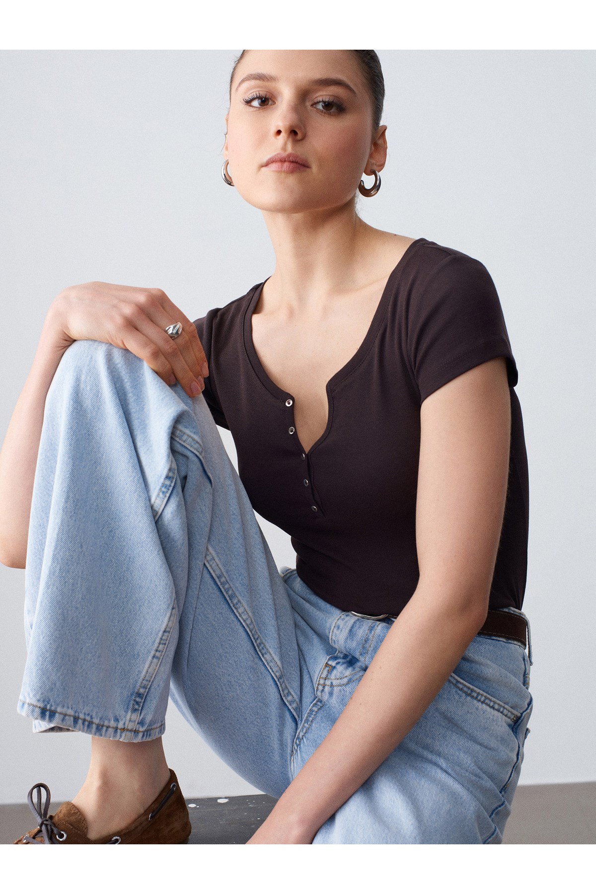 32688-100-pamuk-basic-t-shirt-koyu-kah-93c2-4.jpg