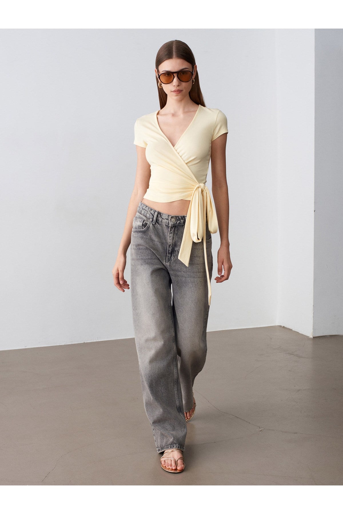 32923-kisa-kollu-kruvaze-top-acik-sari-ed4-26.jpg
