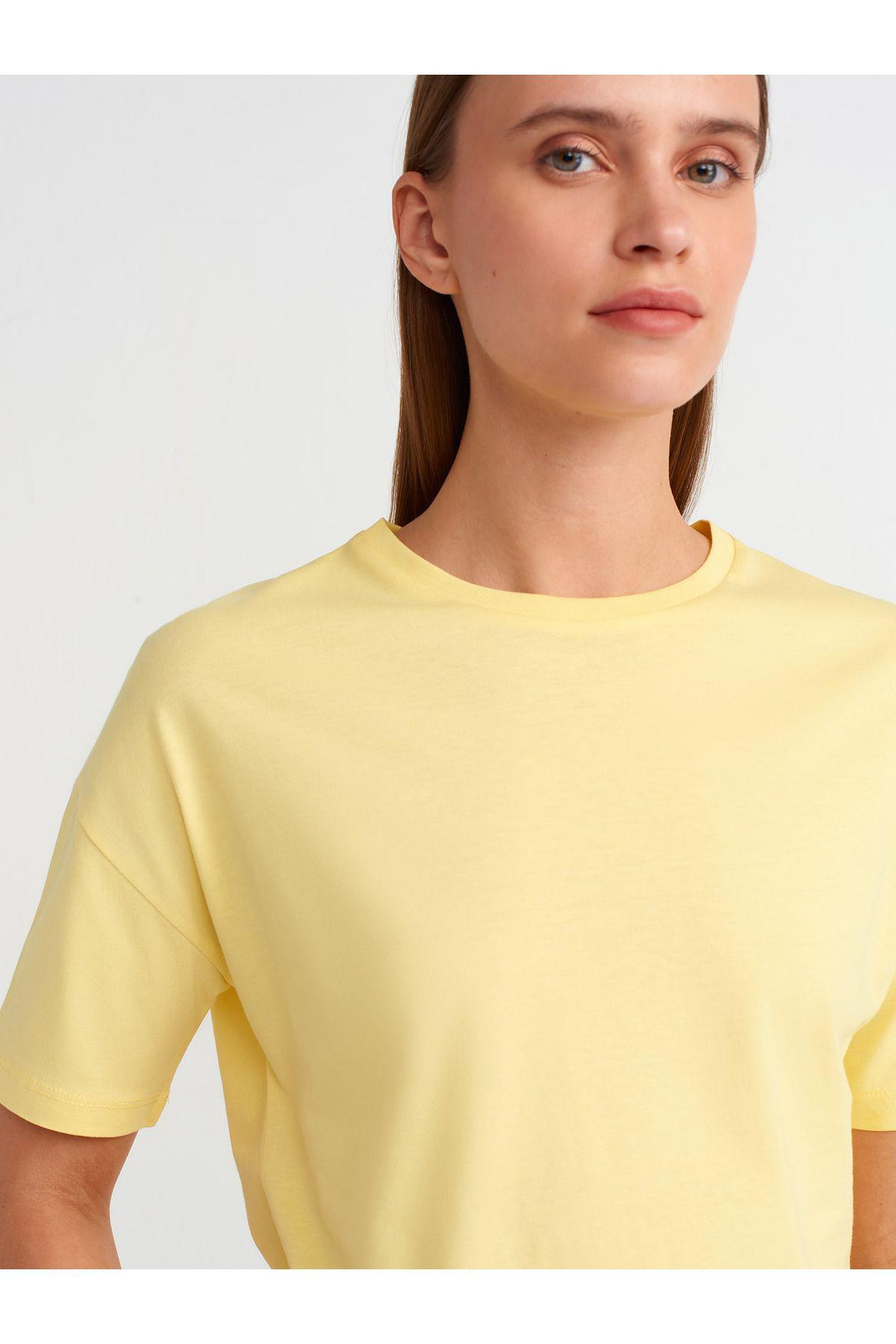 3683-bisiklet-yaka-basic-t-shirt-sari--e51f-.jpg