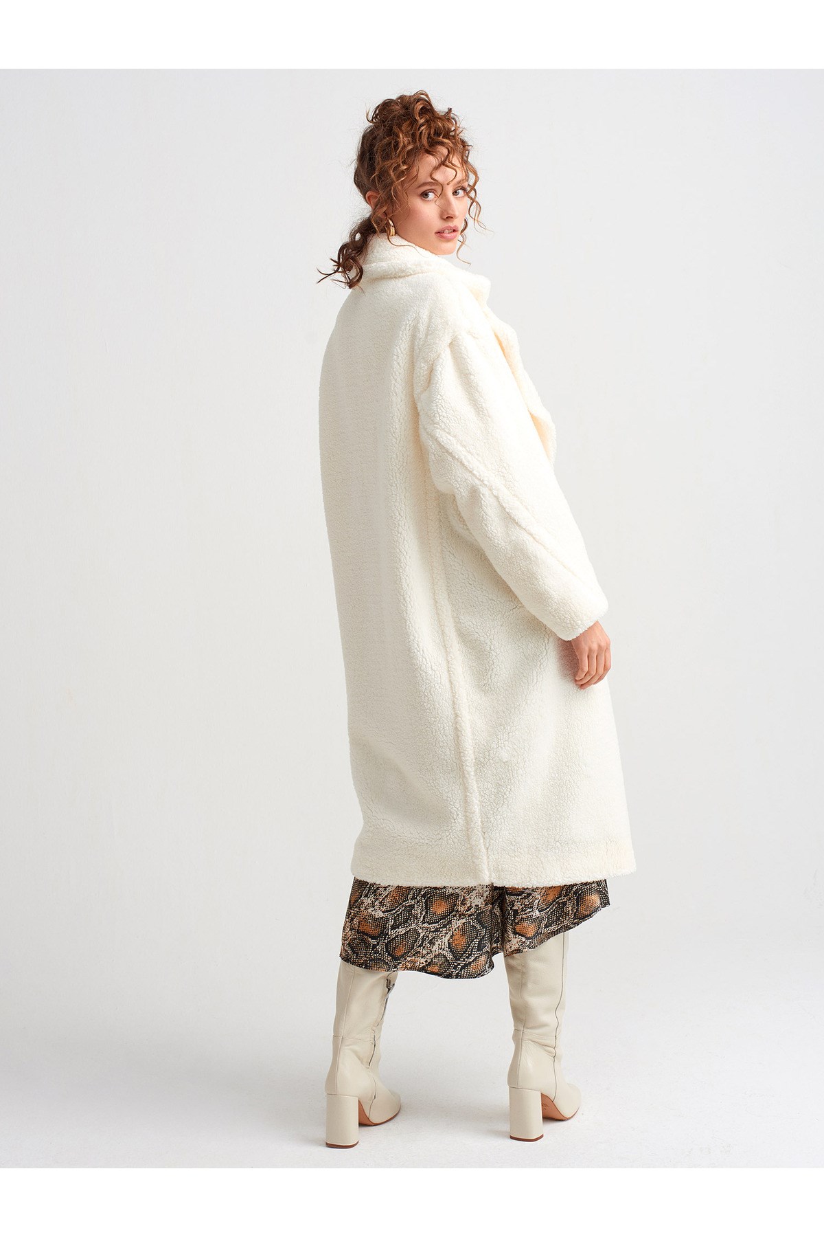6824-uzun-pelus-manto-ekru-4312-a.jpg