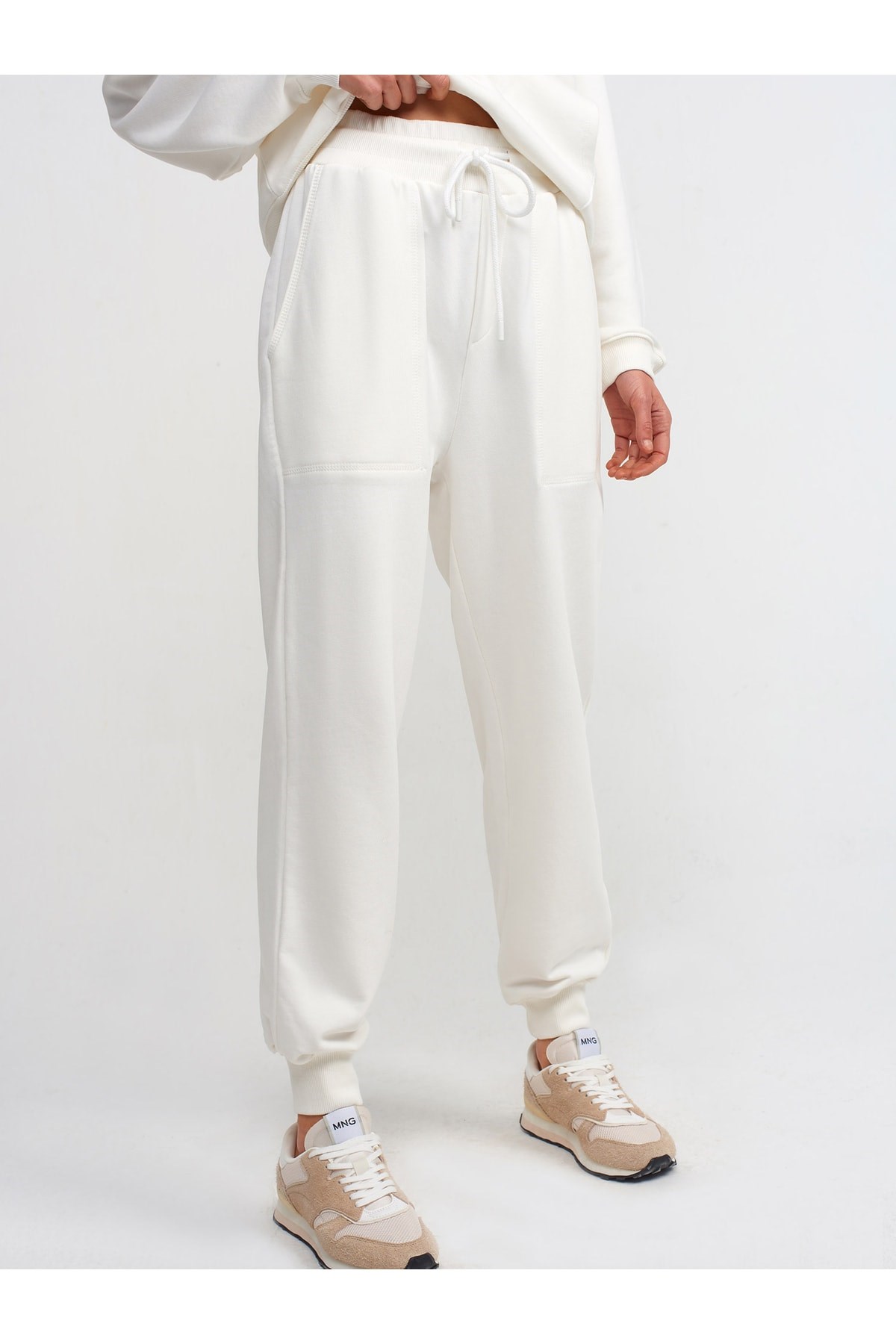 70404-jogger-esofman-ekru-467b-a.jpg