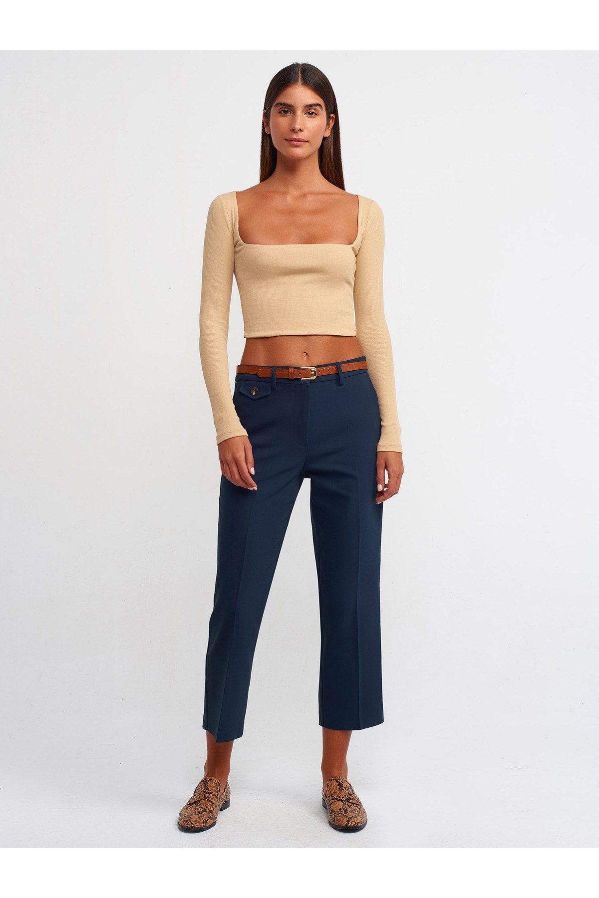 71232-kemerli-duz-fit-pantolon-laciver-1741-4.jpg